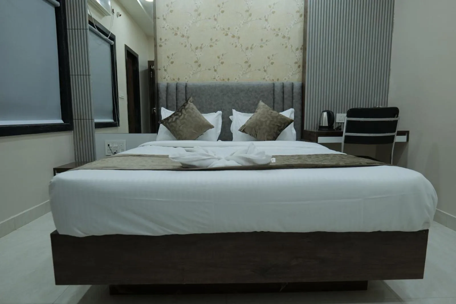 Bed in Hotel Adhiraj Inn