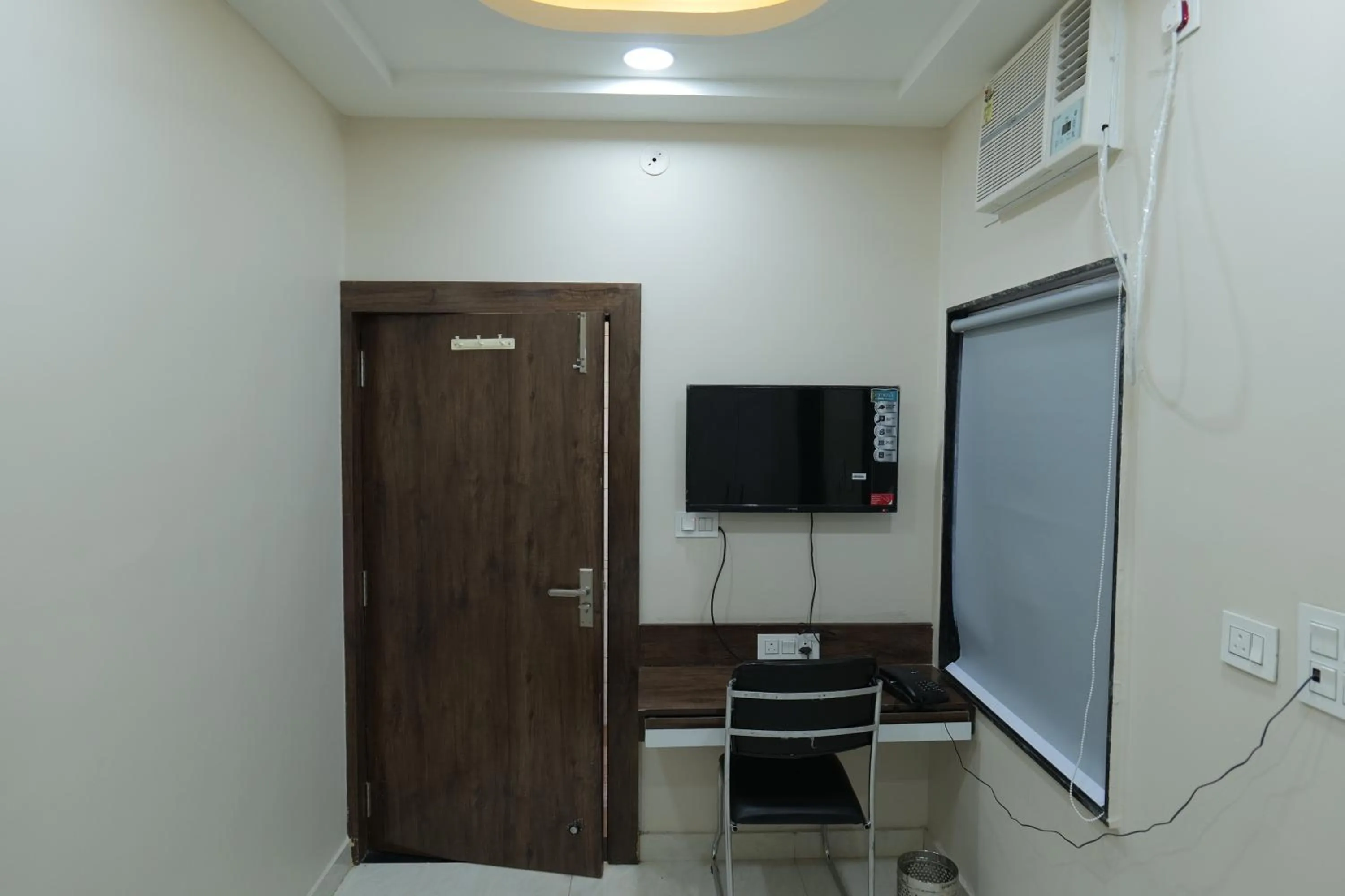 TV/Entertainment Center in Hotel Adhiraj Inn