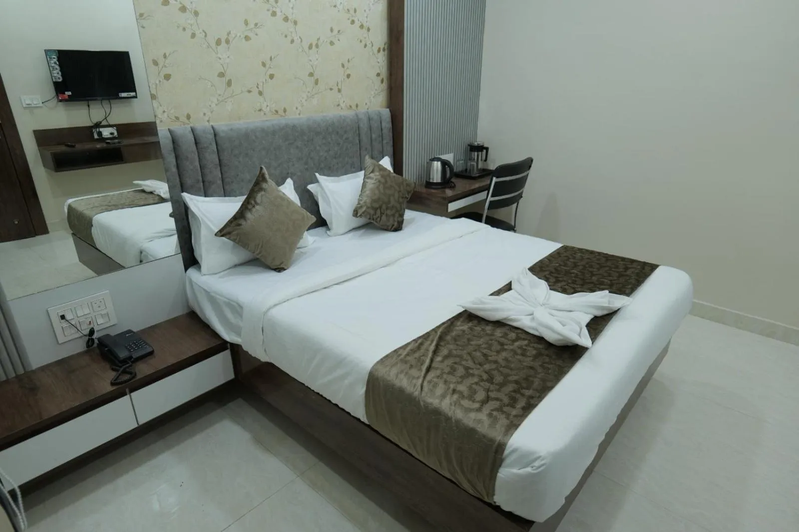 Bed in Hotel Adhiraj Inn