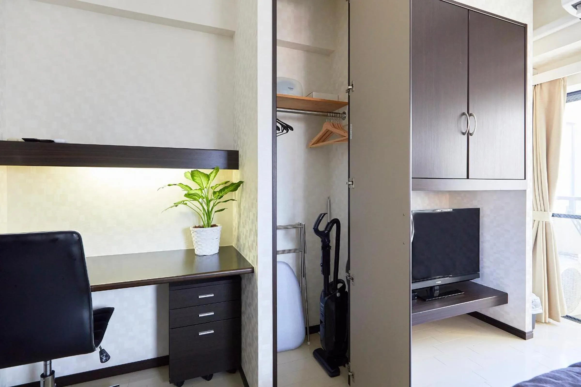 wardrobe in 錦系町天空樹景觀飯店 Skytree View Kinshicho - crib free