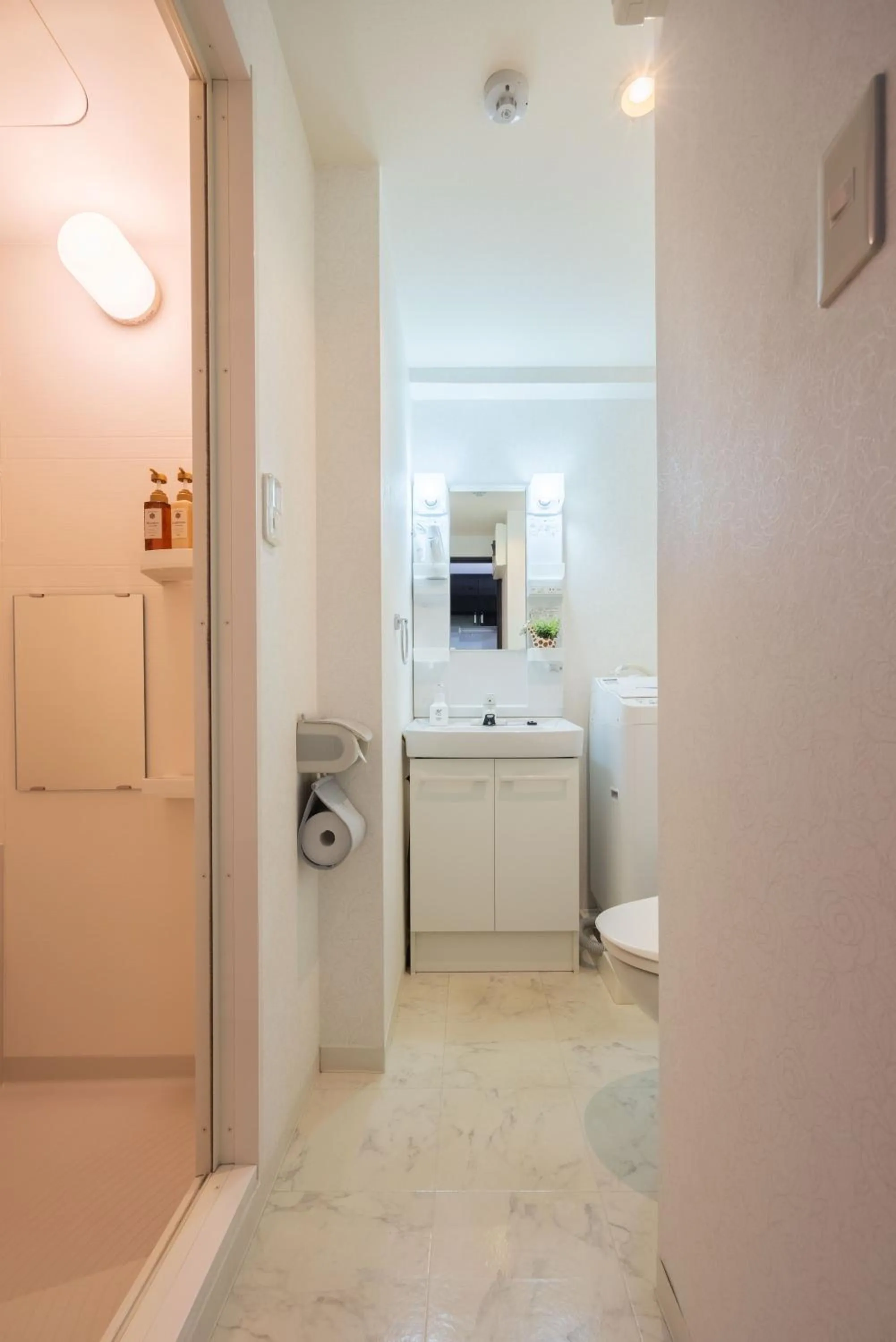 Bathroom in 錦系町天空樹景觀飯店 Skytree View Kinshicho - crib free