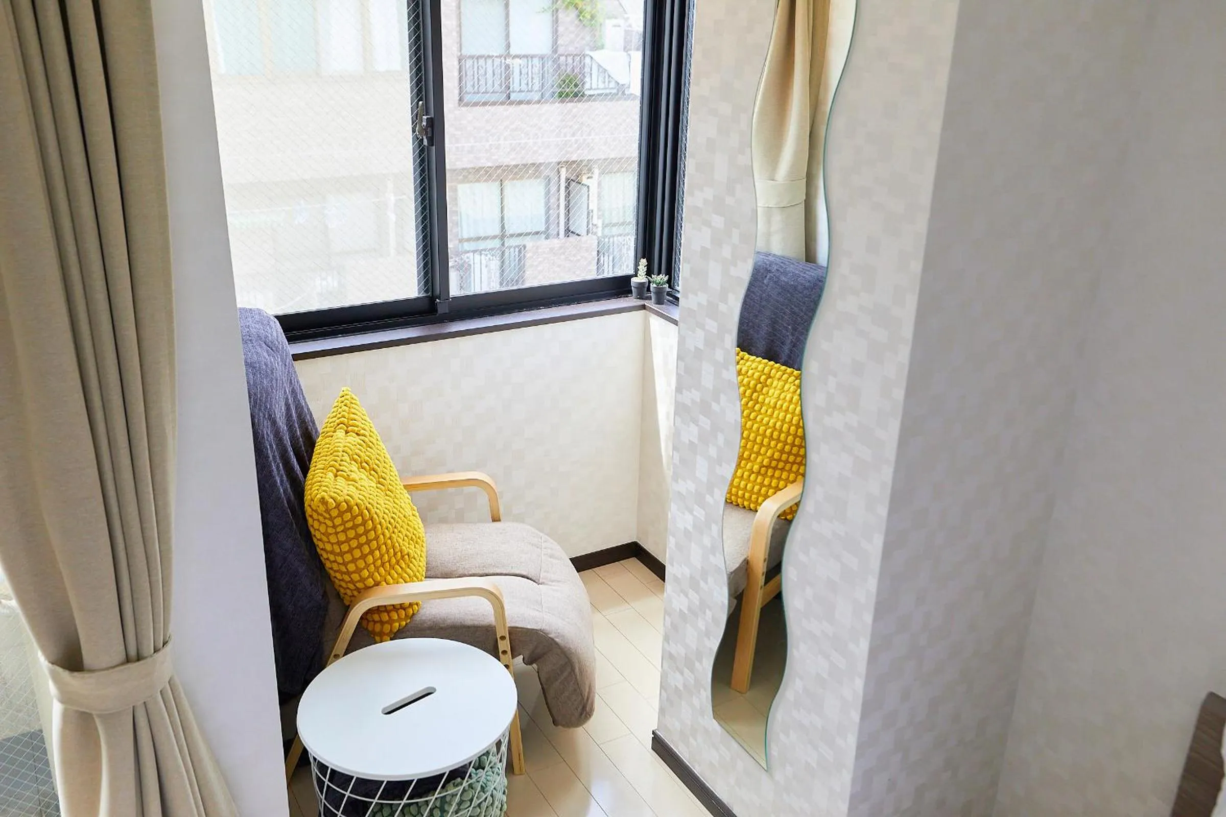 Seating area in 錦系町天空樹景觀飯店 Skytree View Kinshicho - crib free