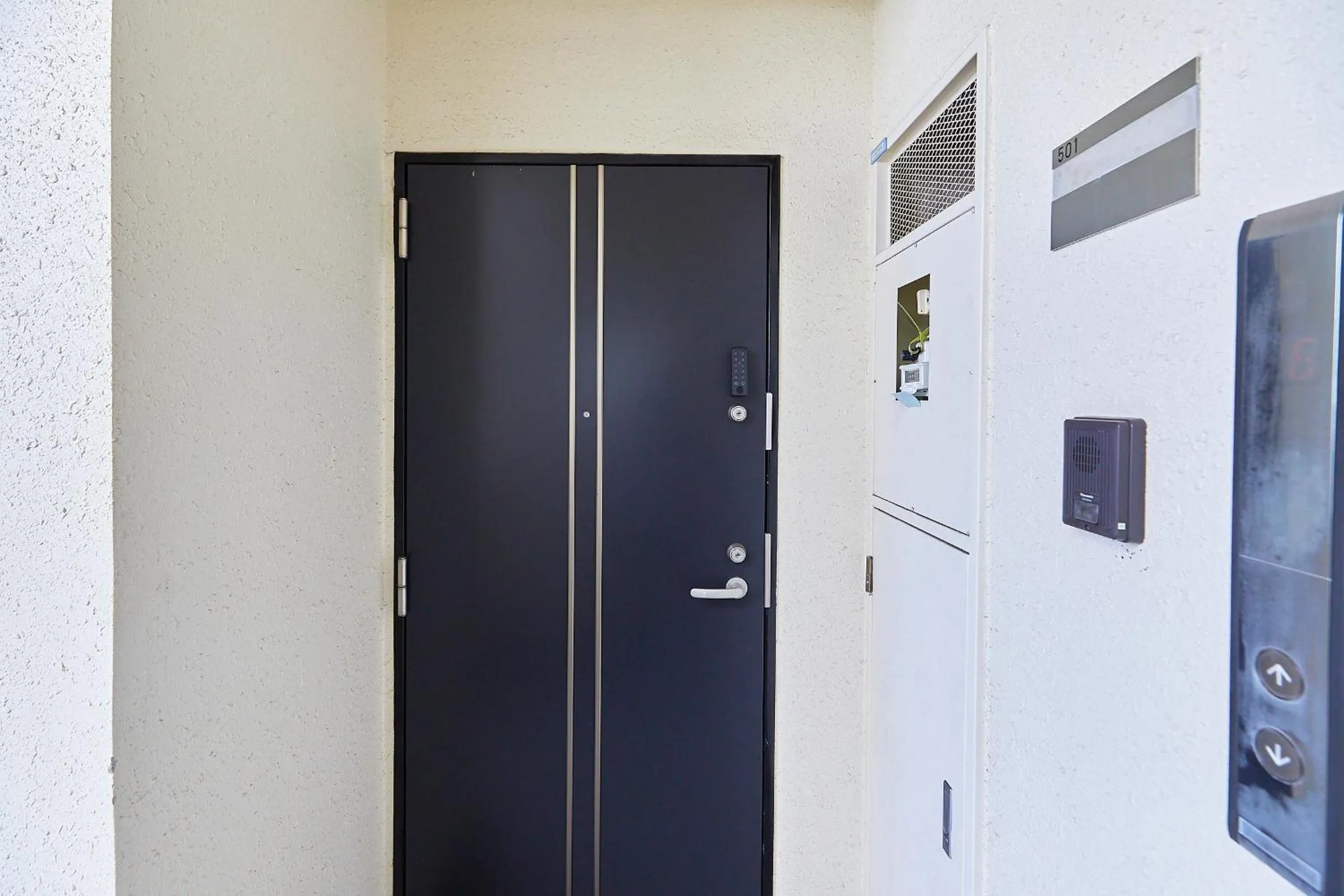 Facade/entrance in 錦系町天空樹景觀飯店 Skytree View Kinshicho - crib free