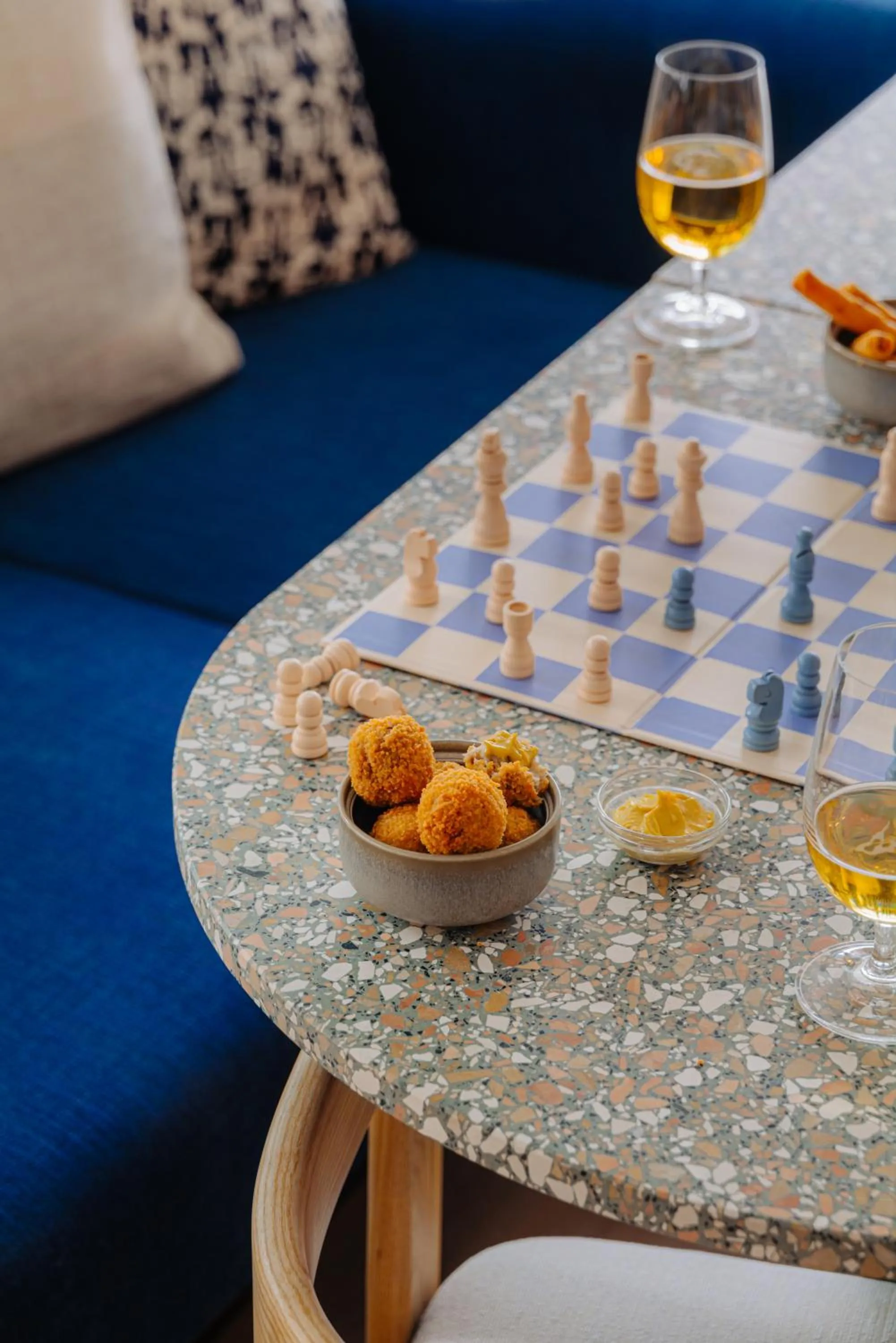 Lounge or bar in Leonardo Hotel Hengelo City Center