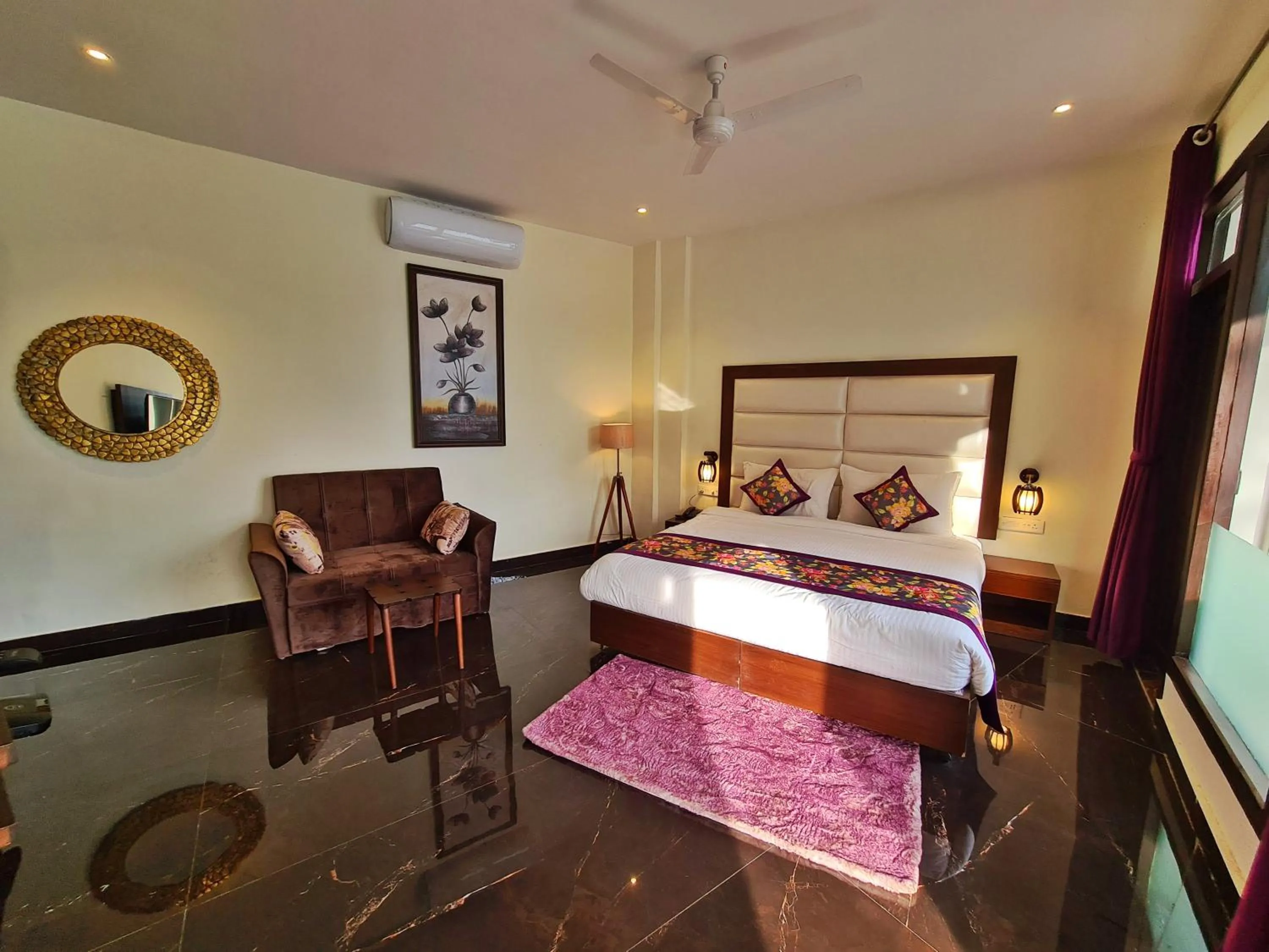 Photo of the whole room, Bed in The Lake Hill