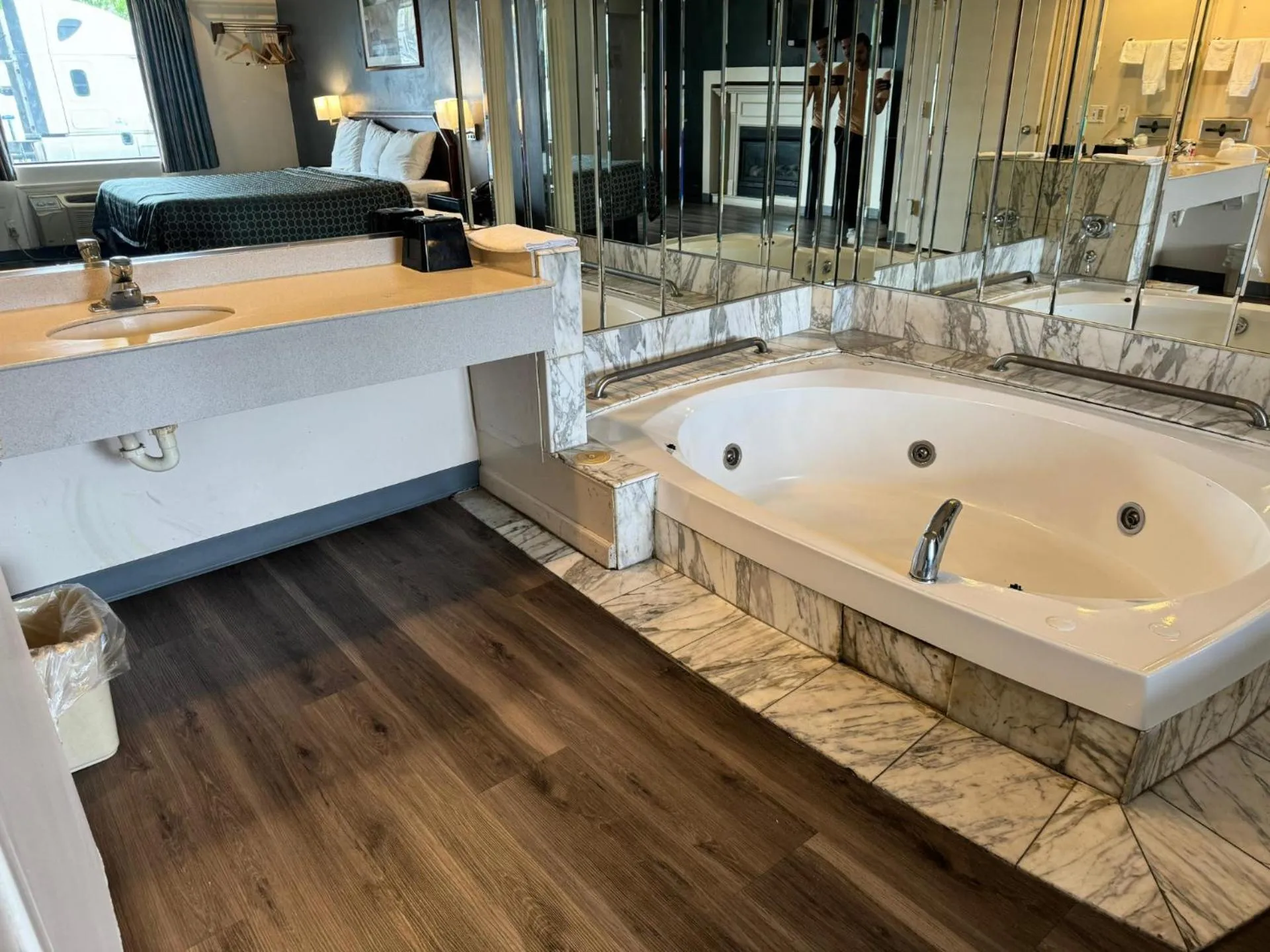 Hot Tub in Express Inn-Rahway