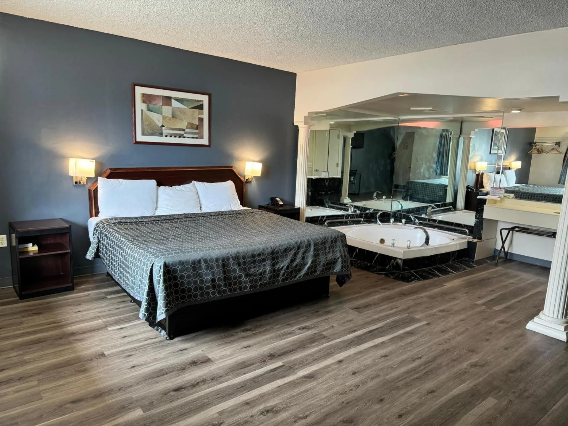 Photo of the whole room, Bed in Express Inn-Rahway