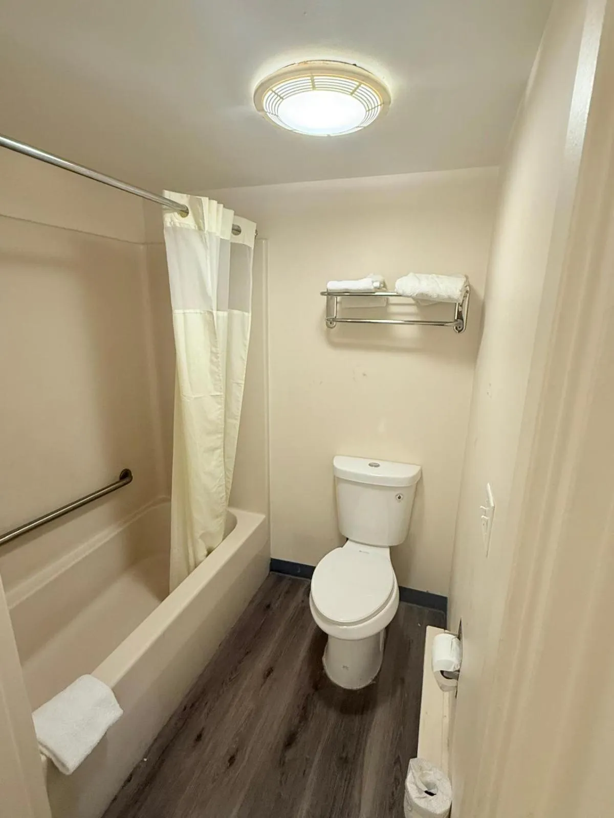 Bathroom in Express Inn-Rahway