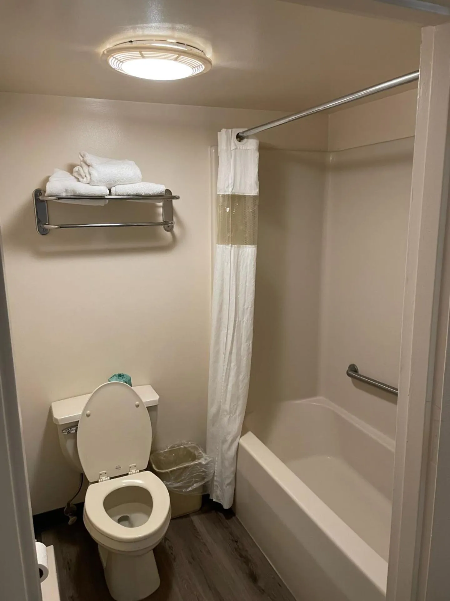 Bathroom in Express Inn-Rahway