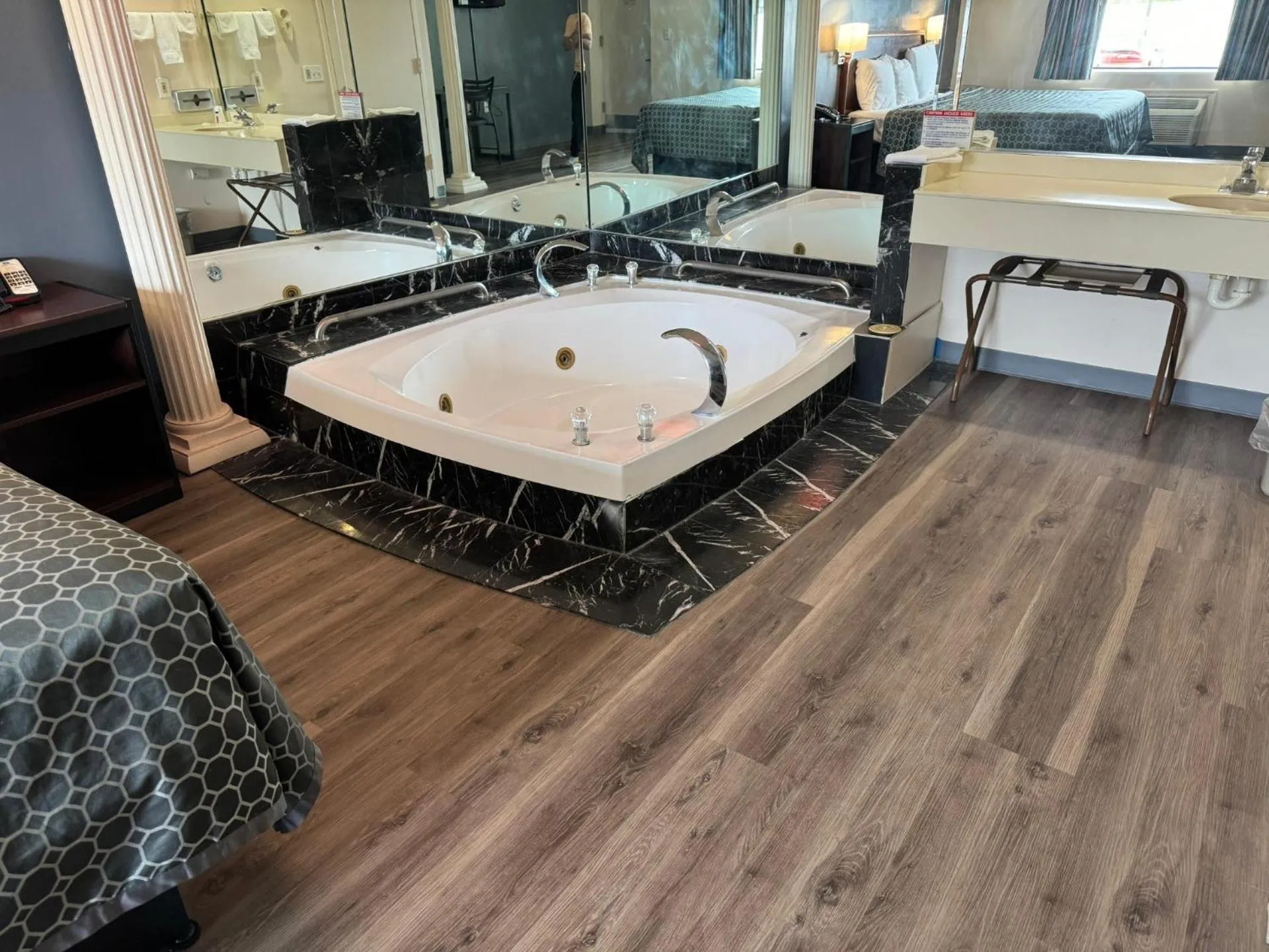 Hot Tub in Express Inn-Rahway