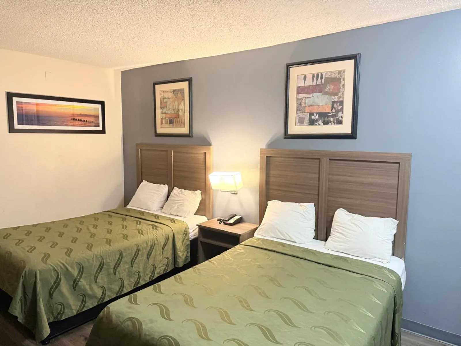 Bed in Express Inn-Rahway