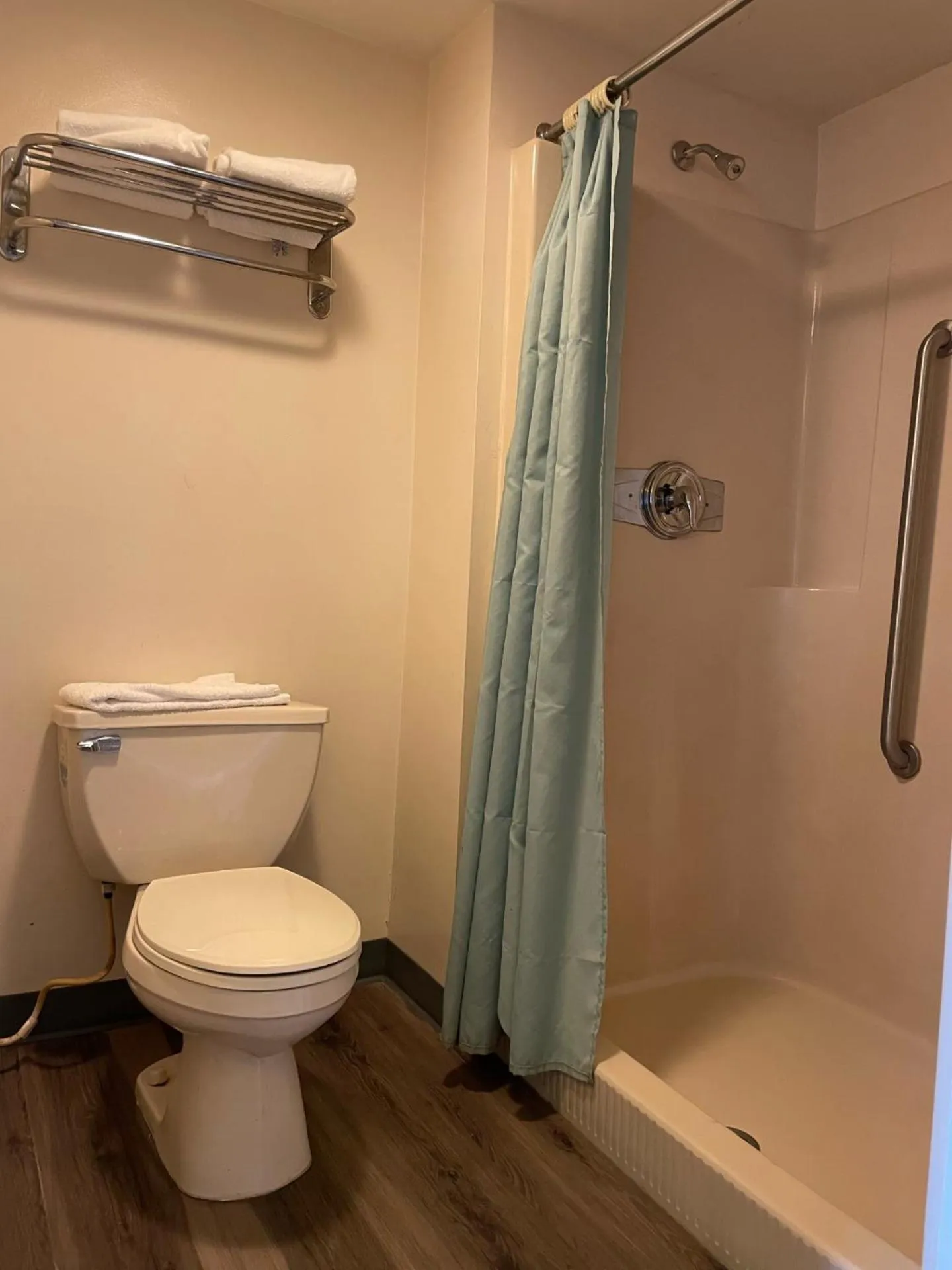 Bathroom in Express Inn-Rahway