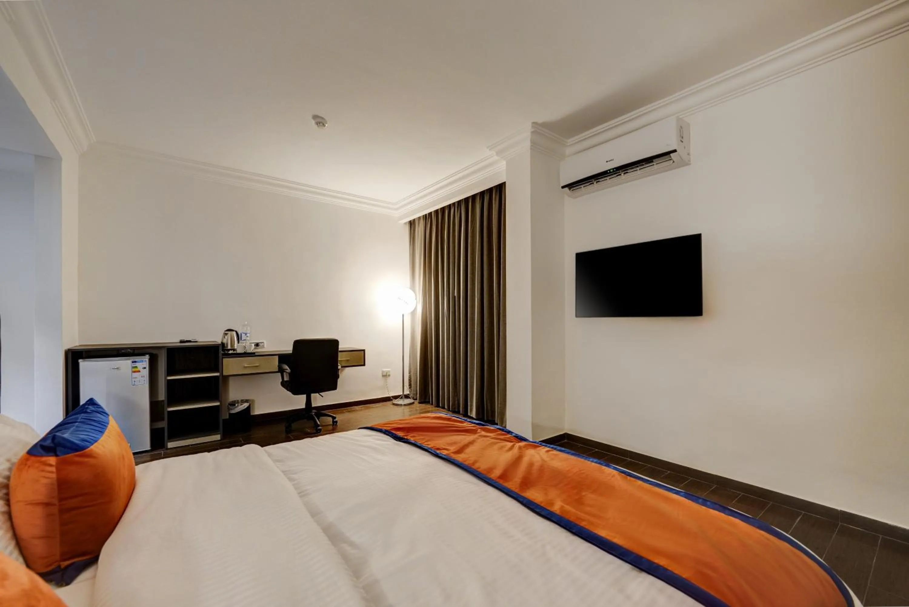 Communal lounge/ TV room, Bed in The Loft hotel By FHM