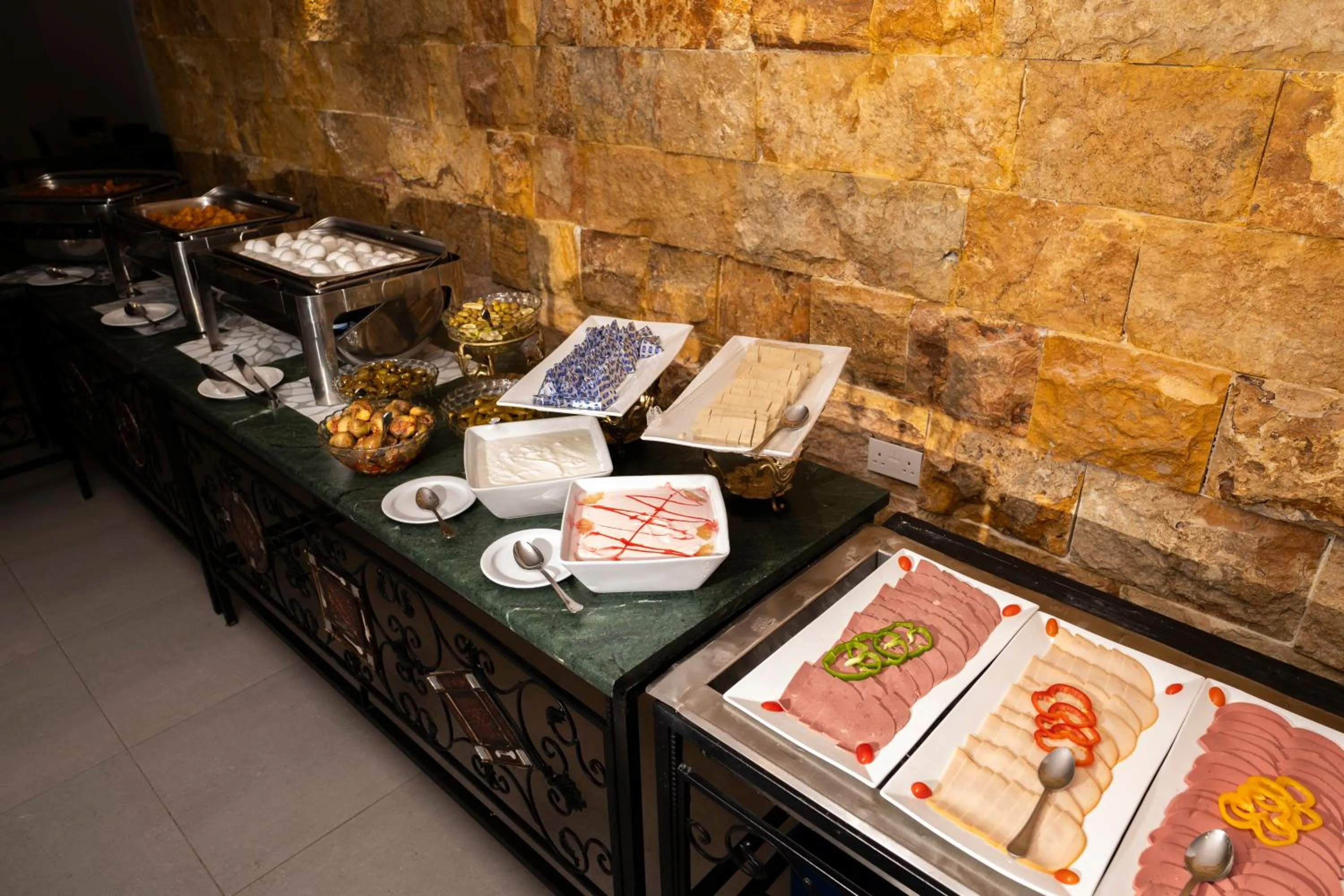 Restaurant/places to eat in The Loft hotel By FHM