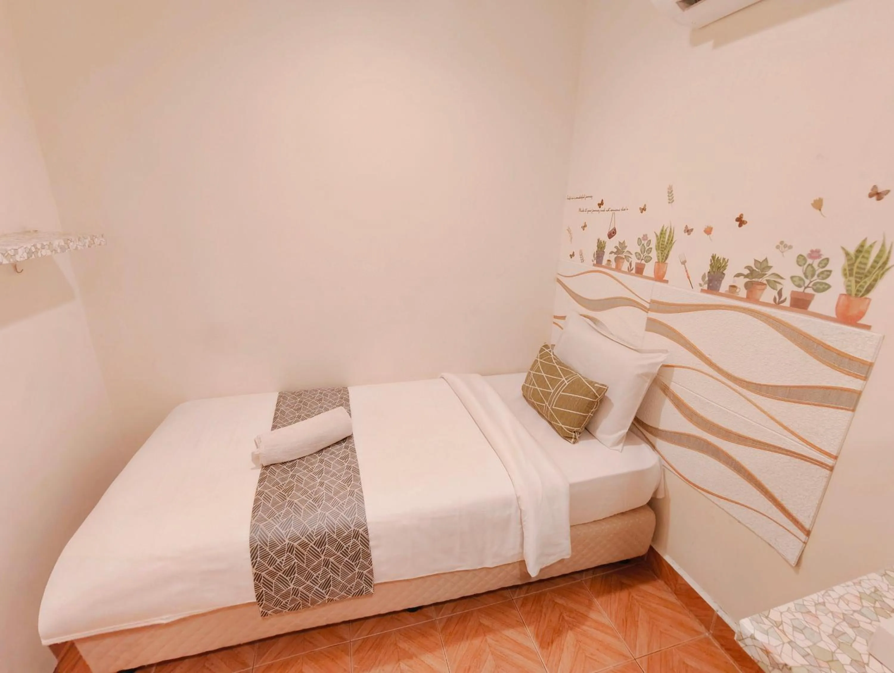 Bed in SCC Gateway Chinatown Hotel