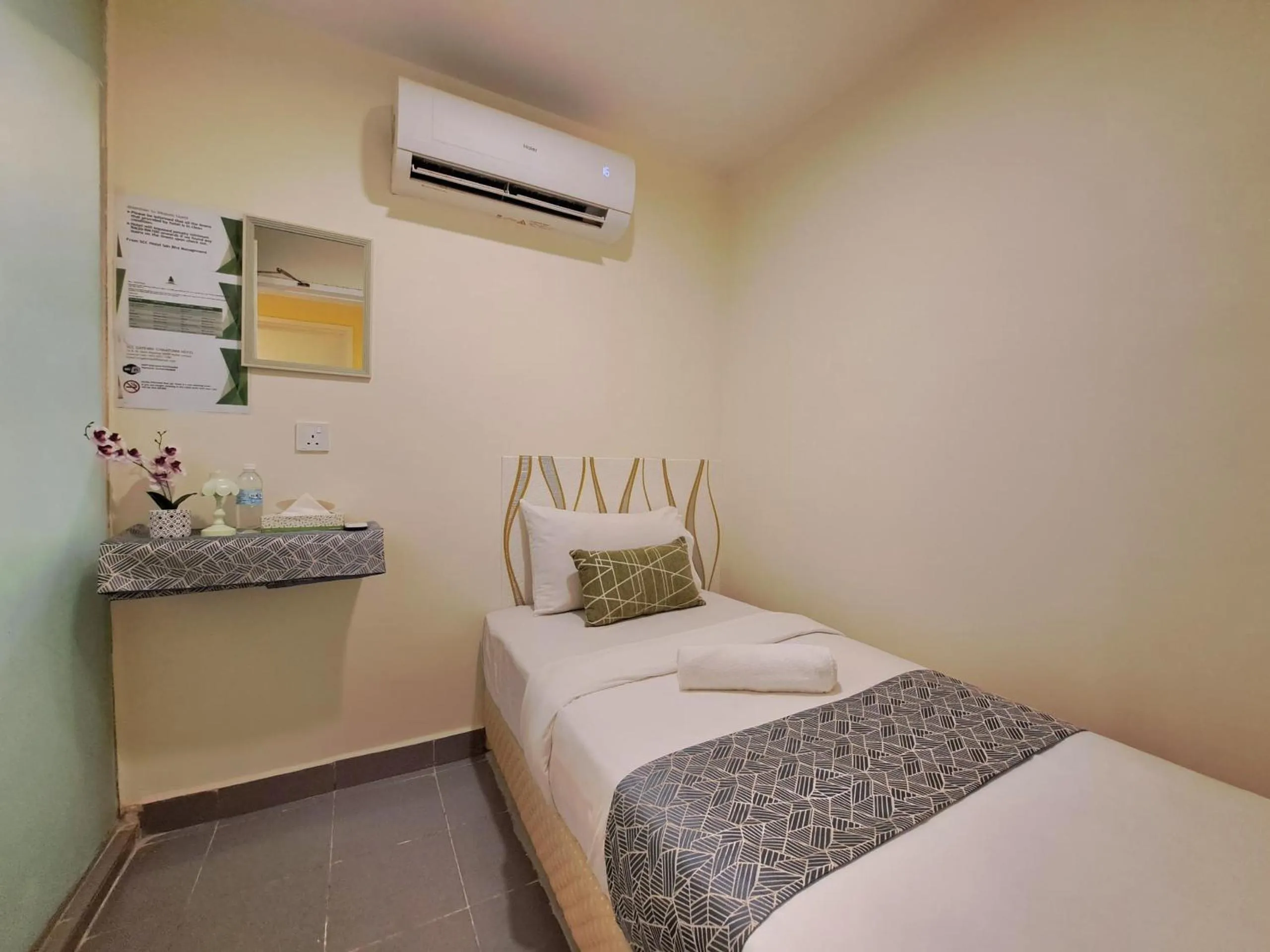 Bedroom, Bed in SCC Gateway Chinatown Hotel