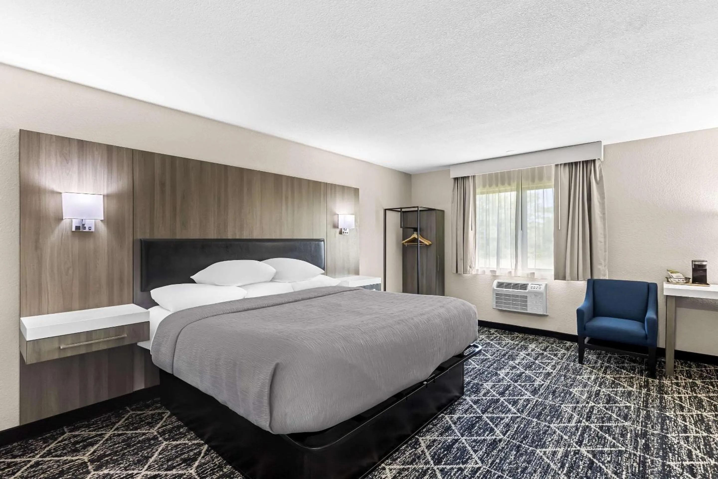 Bedroom, Bed in Quality Inn Oskaloosa