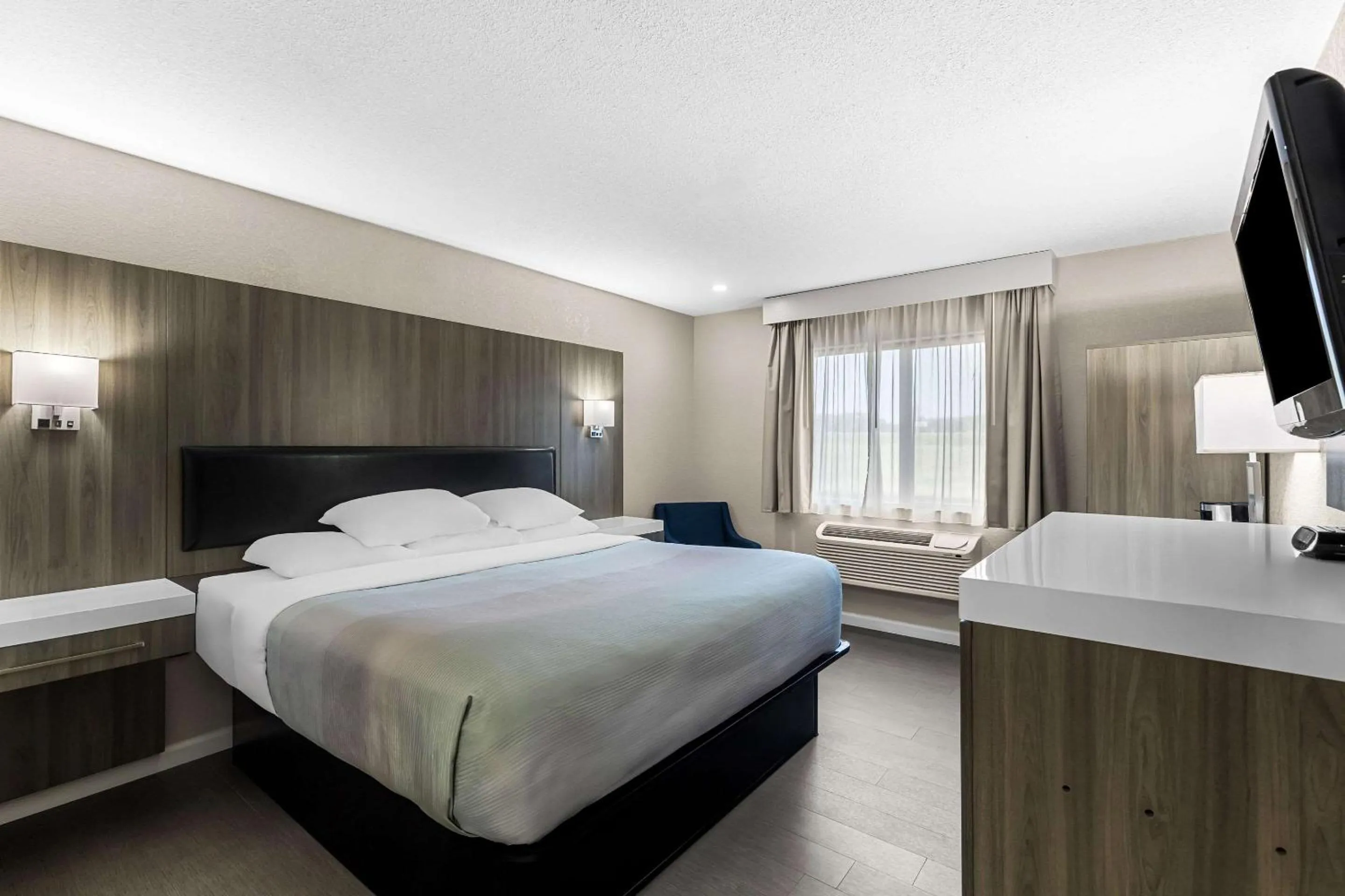 Bedroom, Bed in Quality Inn Oskaloosa