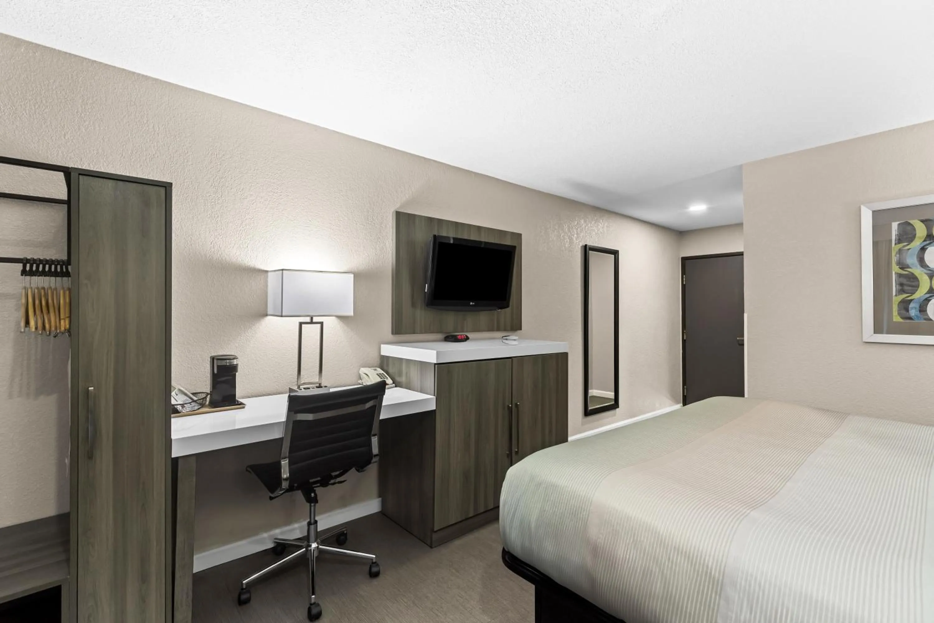 TV and multimedia, Bed in Quality Inn Oskaloosa