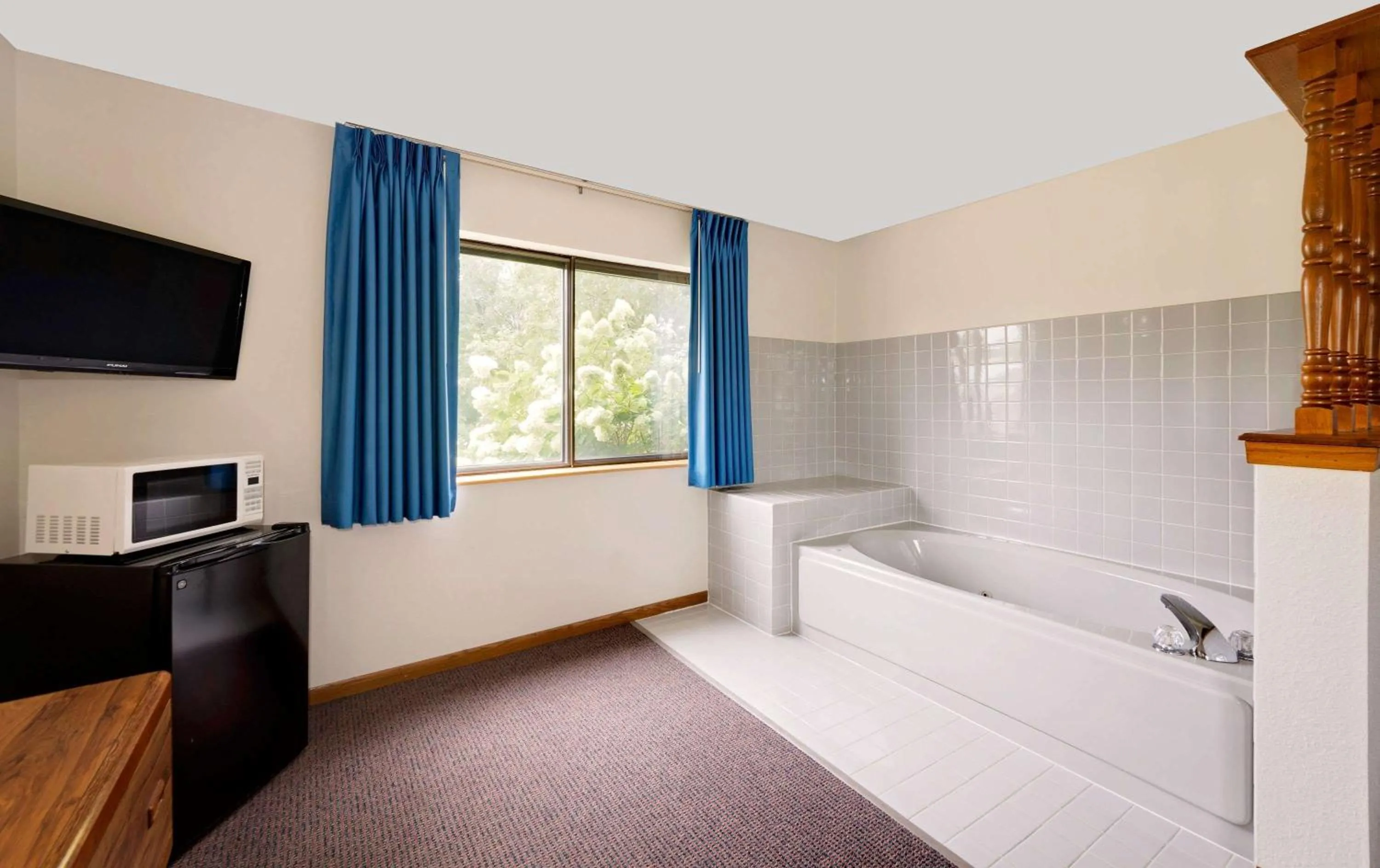 Bathroom, Bed in Super 8 by Wyndham Centerville