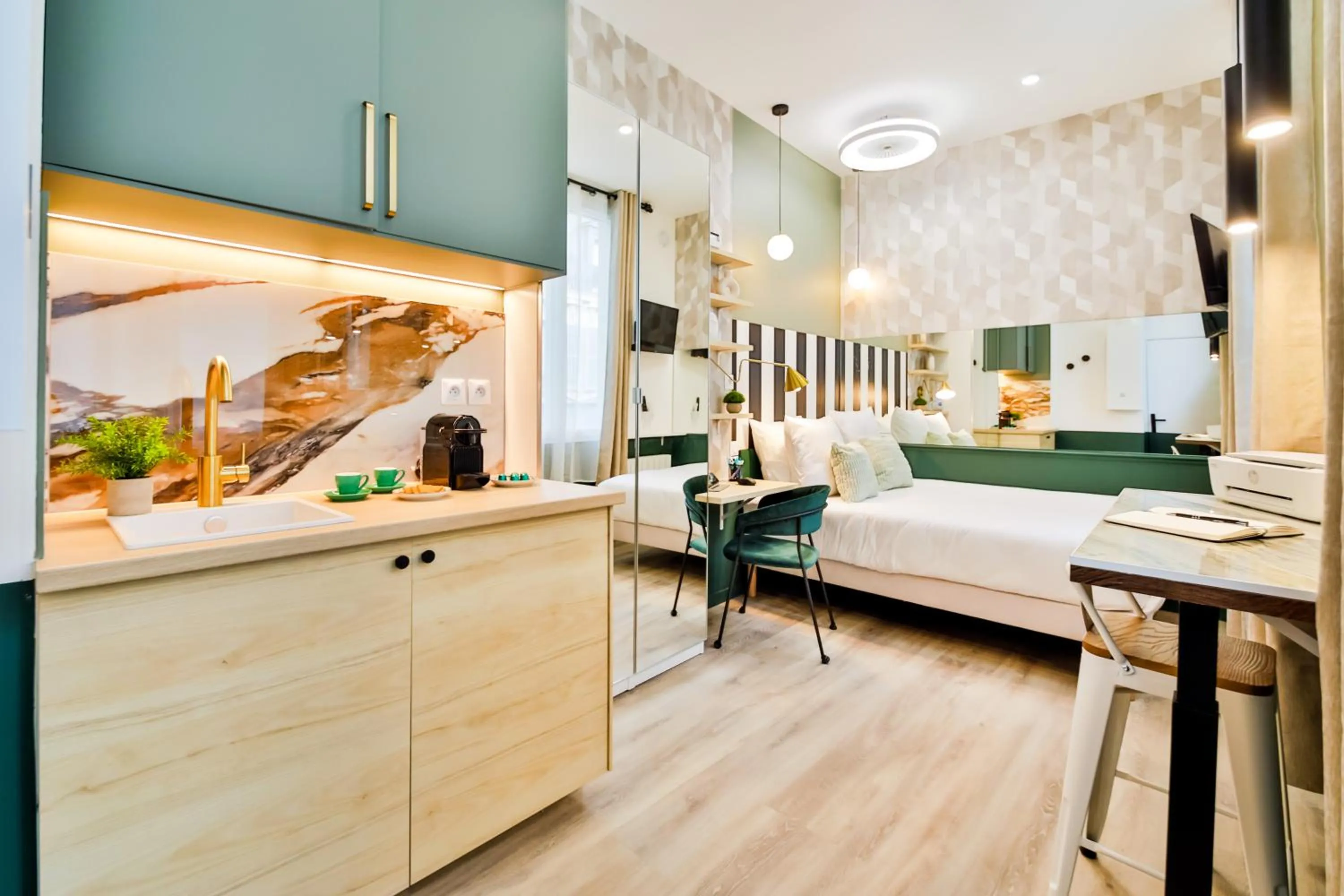 Photo of the whole room, Bed in WS Louvre - Casanova