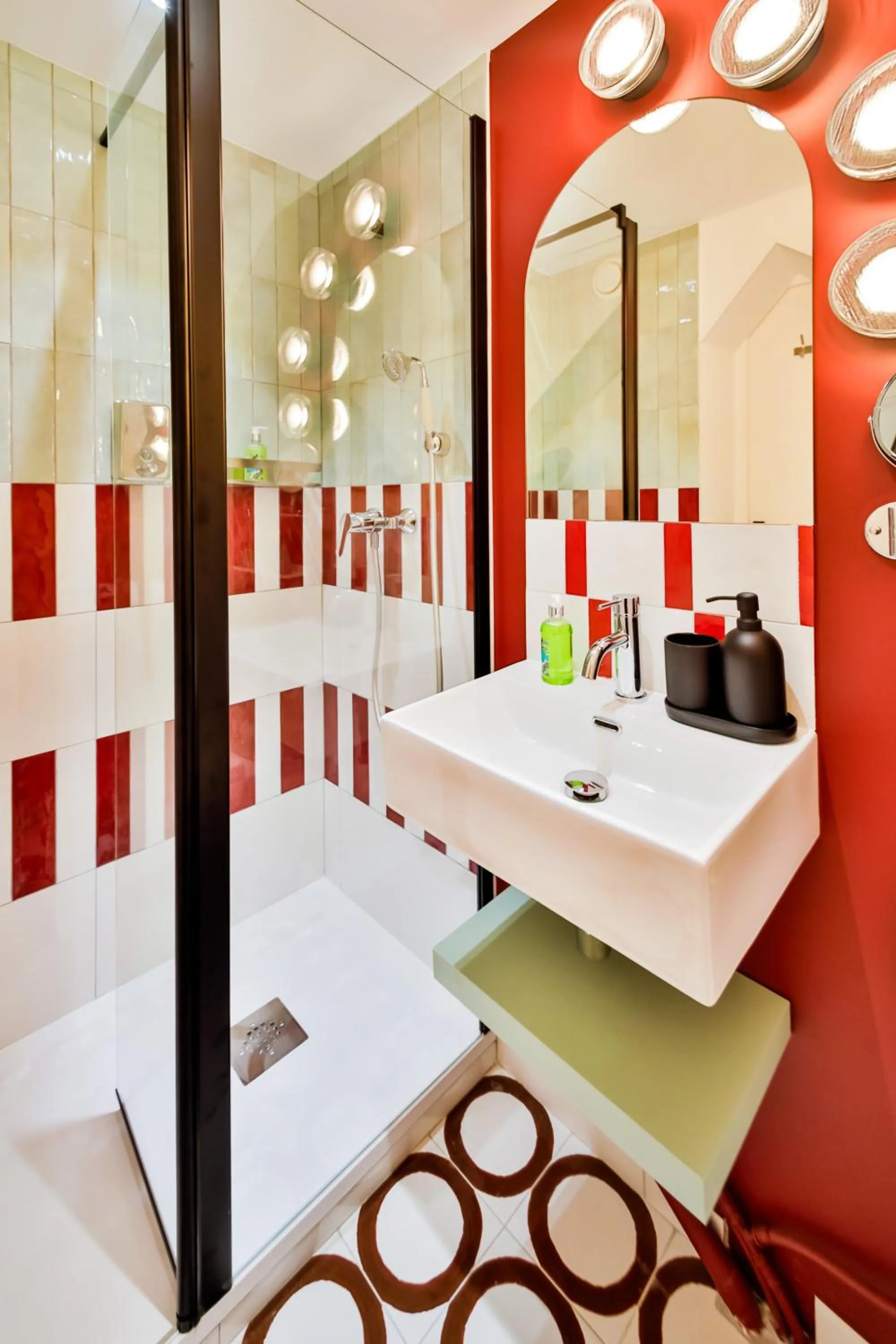 Shower, Bed in WS Louvre - Casanova