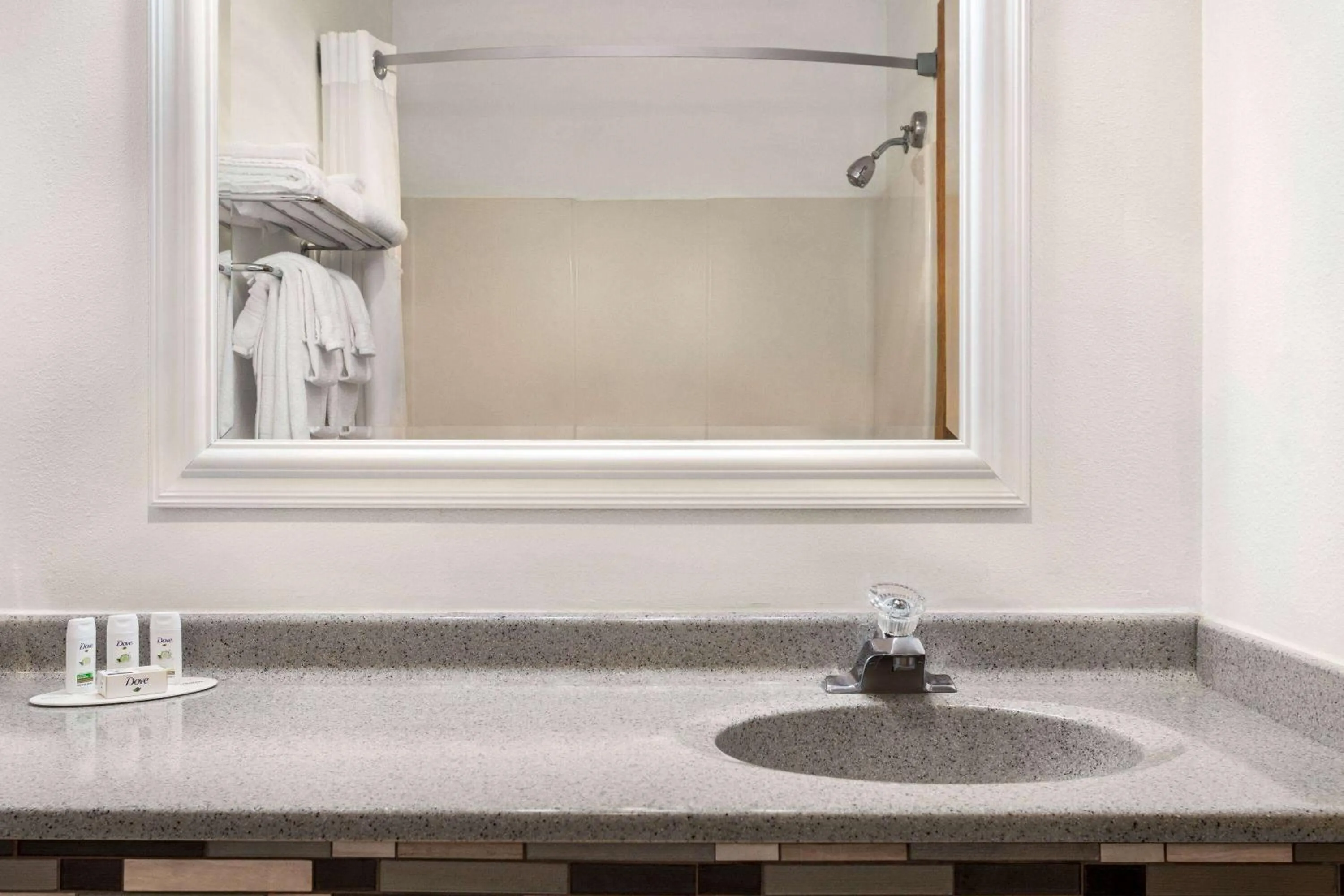 TV and multimedia in Ramada by Wyndham Richland Center