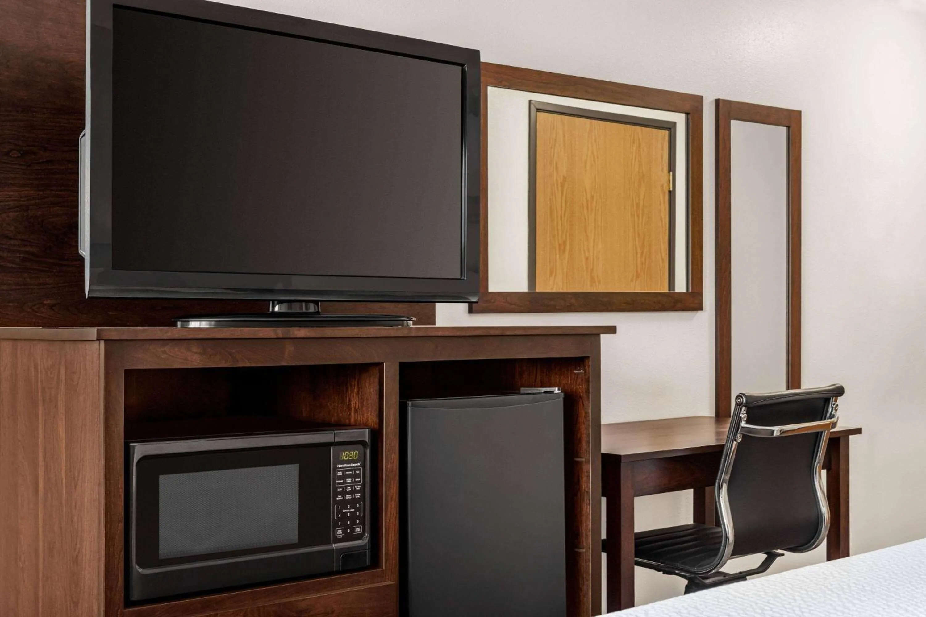 TV and multimedia in Ramada by Wyndham Richland Center