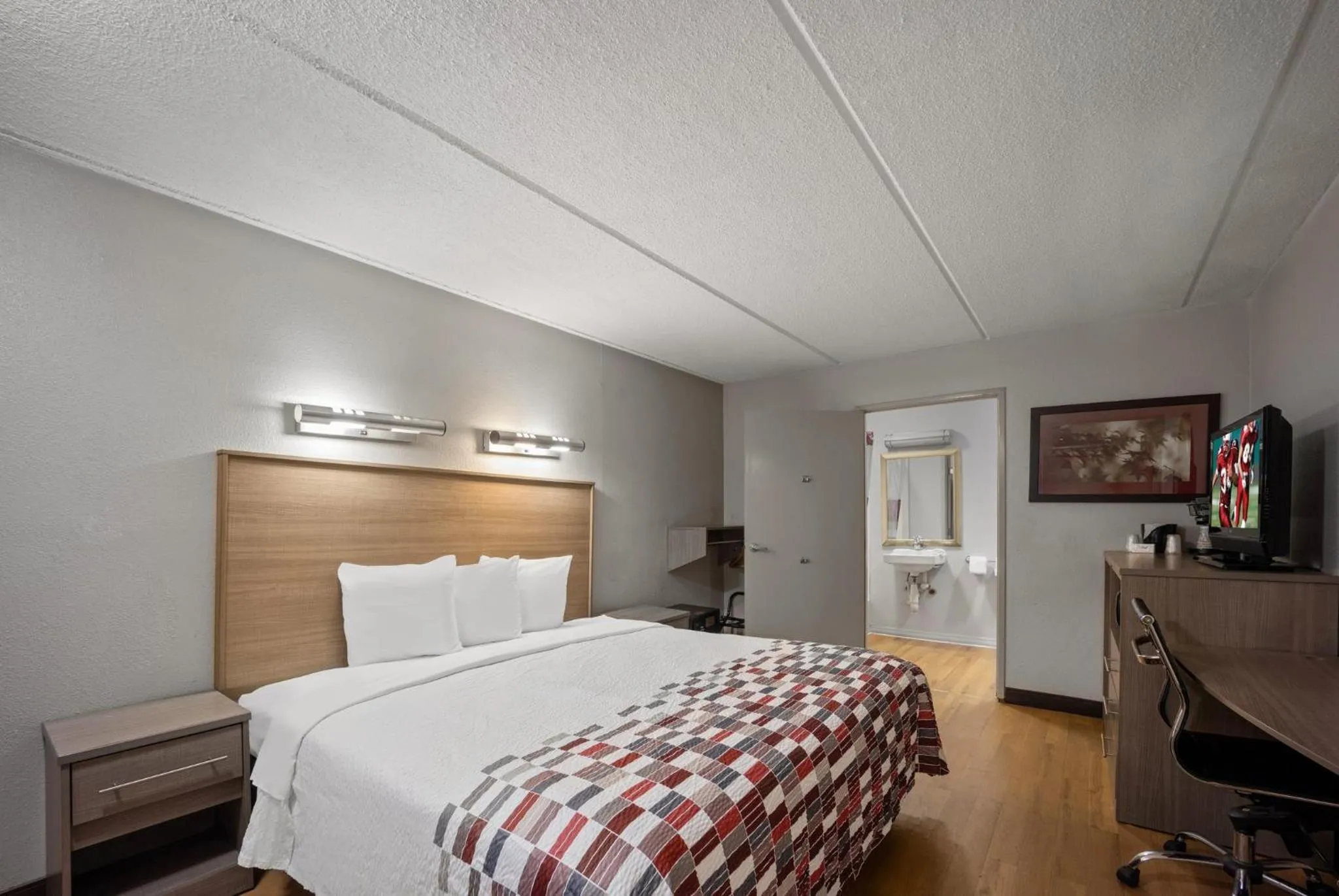 Bedroom, Bed in Red Roof Inn Greensboro Airport