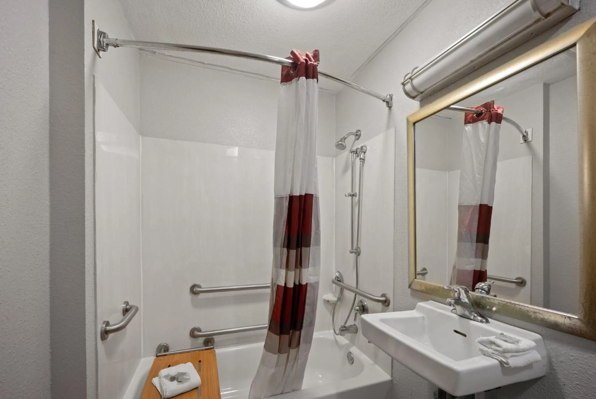 Bathroom in Red Roof Inn Greensboro Airport