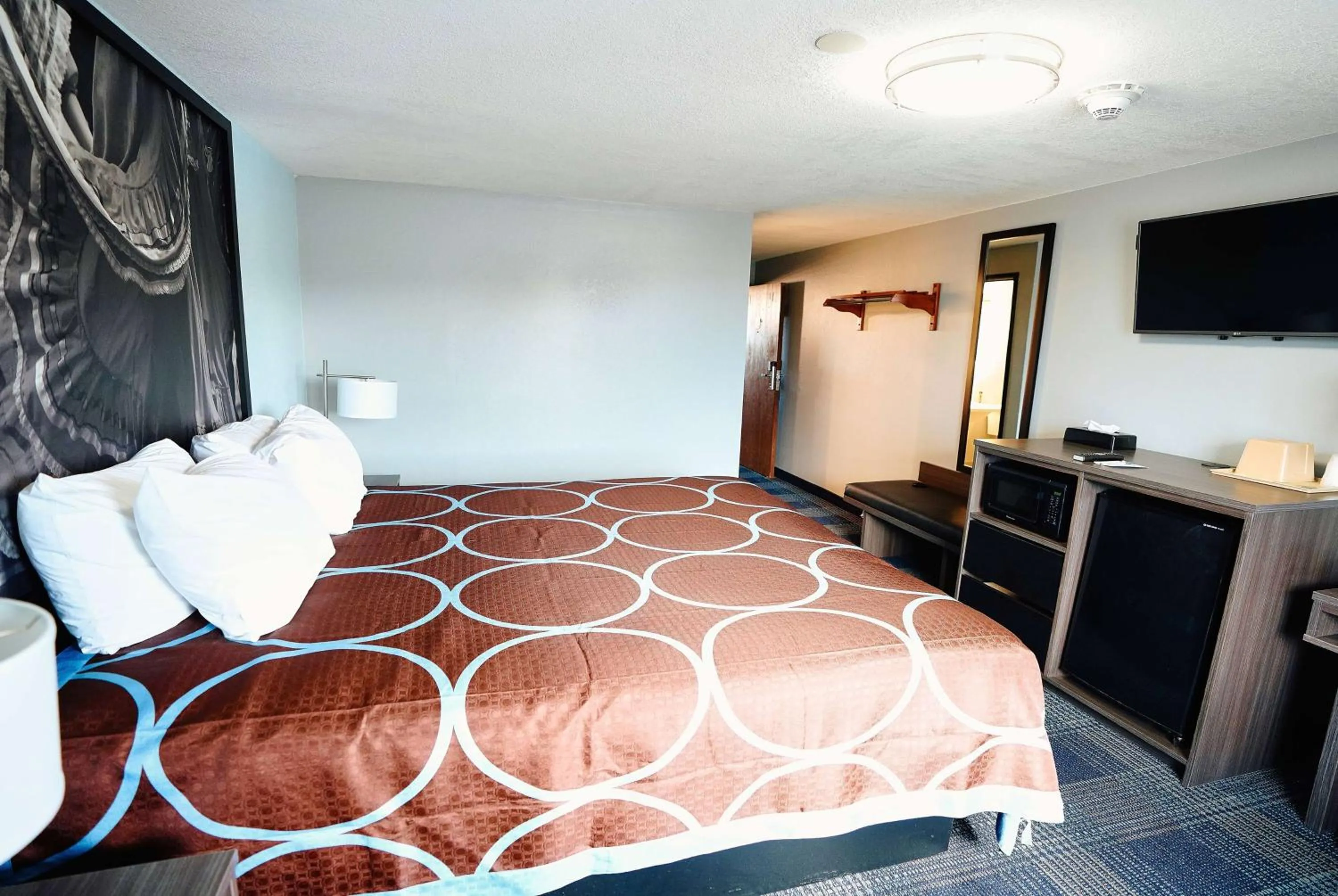 Photo of the whole room, Bed in Super 8 by Wyndham Pueblo
