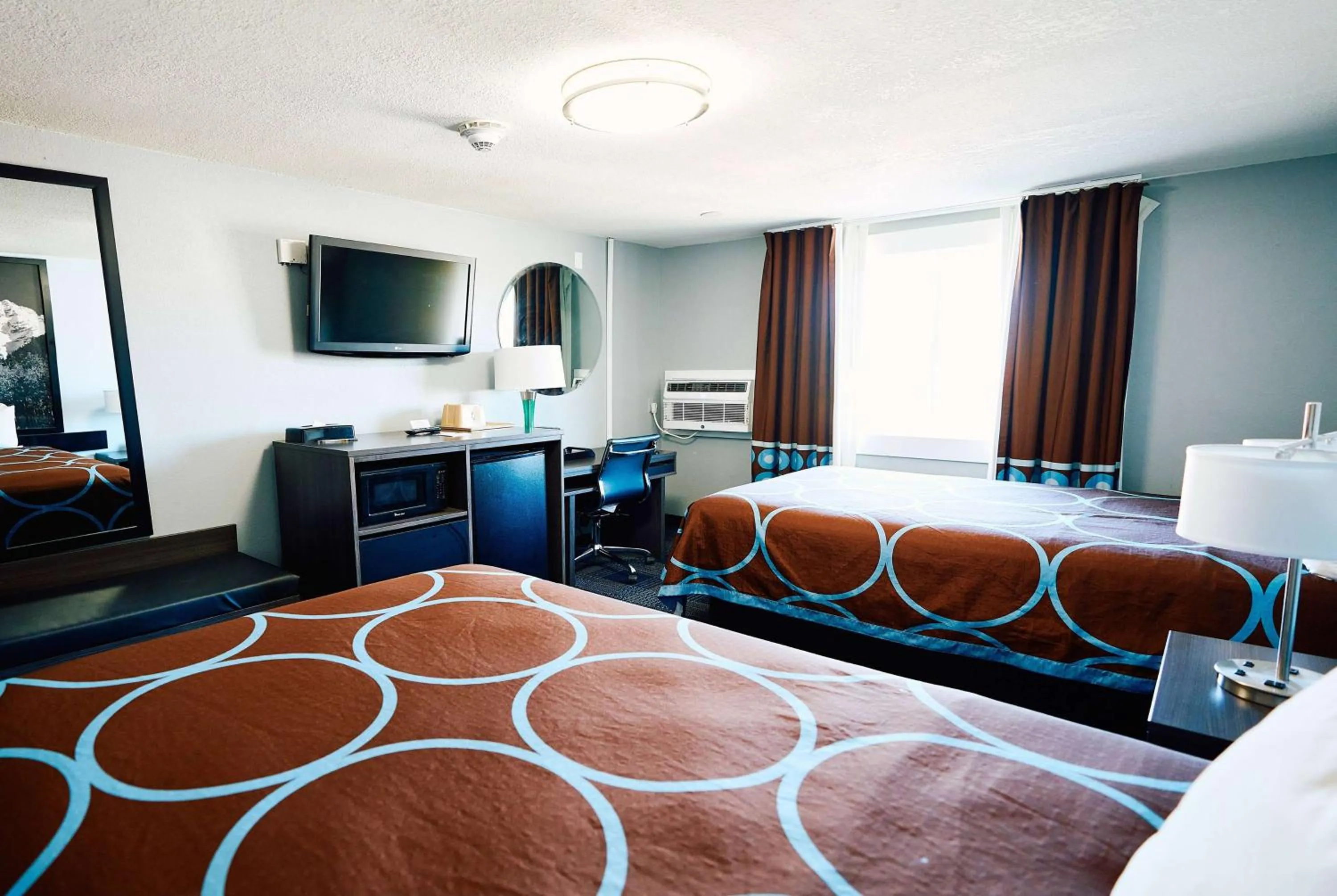Photo of the whole room, Bed in Super 8 by Wyndham Pueblo