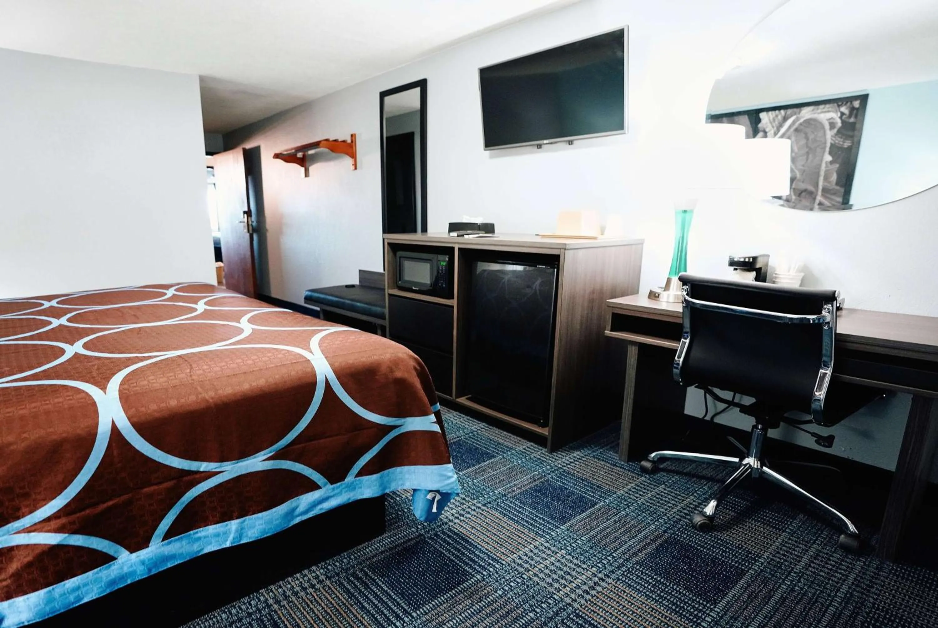 Photo of the whole room, Bed in Super 8 by Wyndham Pueblo