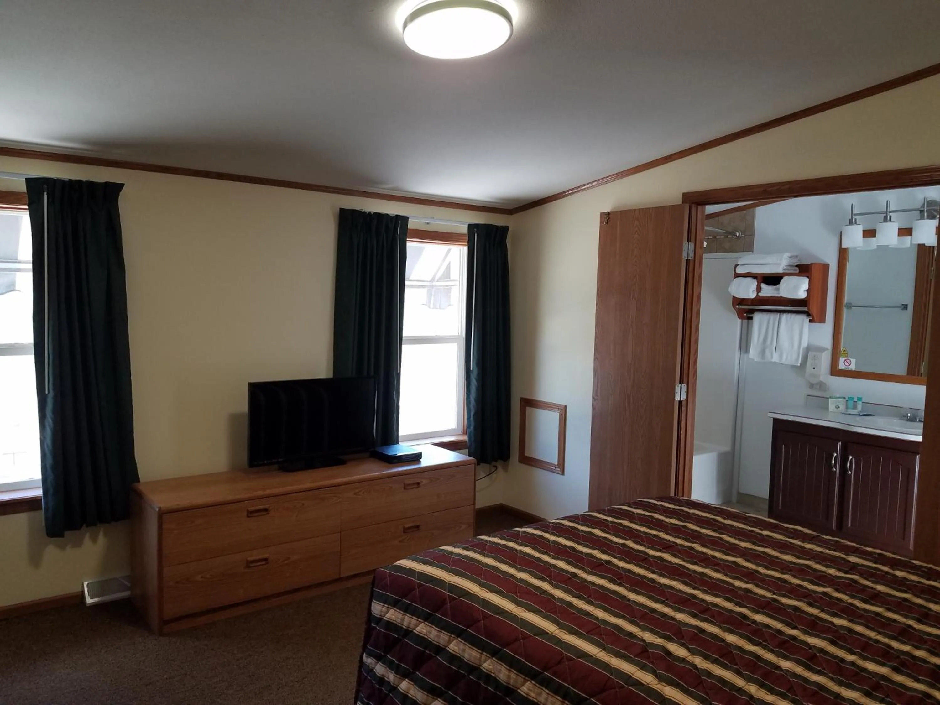 Bed in Black Hawk Motel & Suites