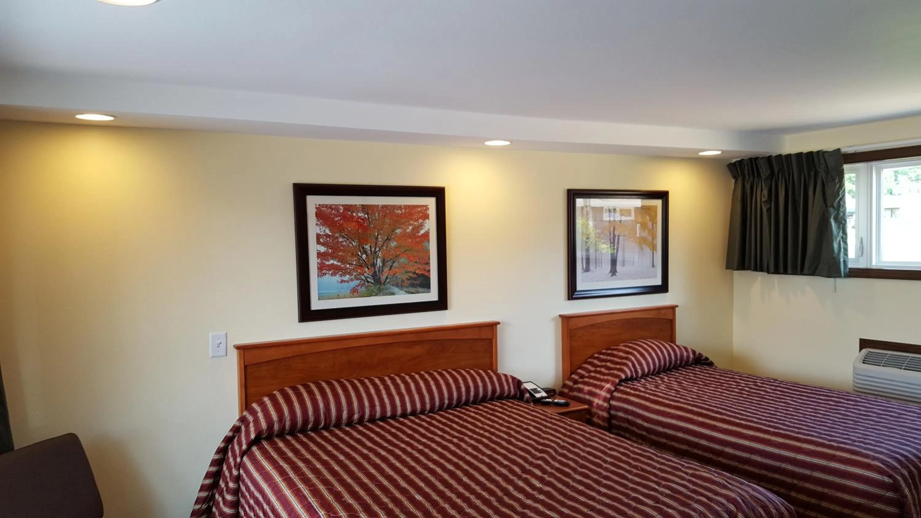 Bed in Black Hawk Motel & Suites