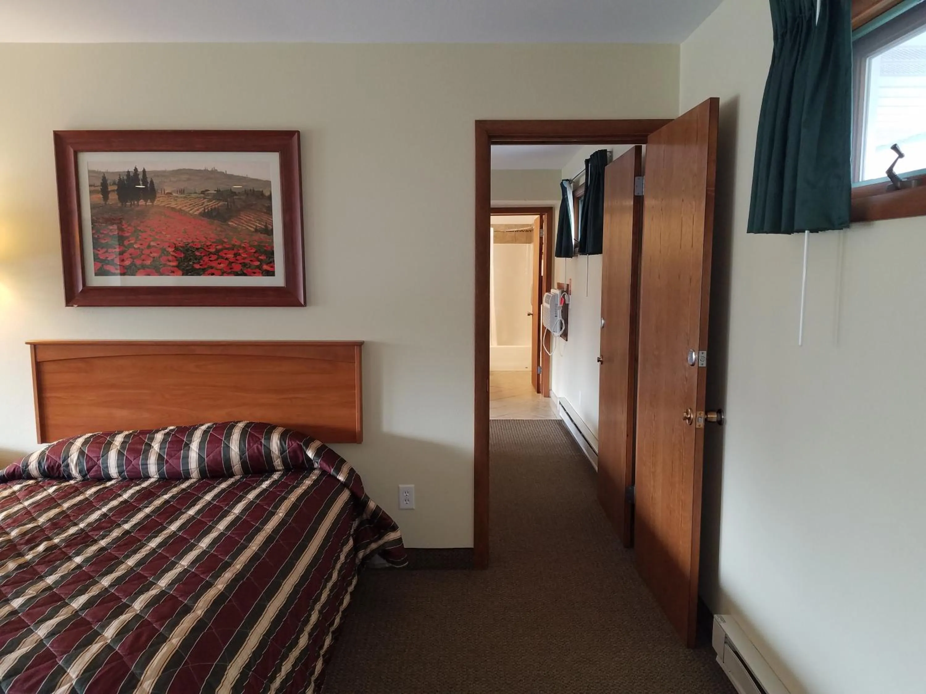 Bed in Black Hawk Motel & Suites