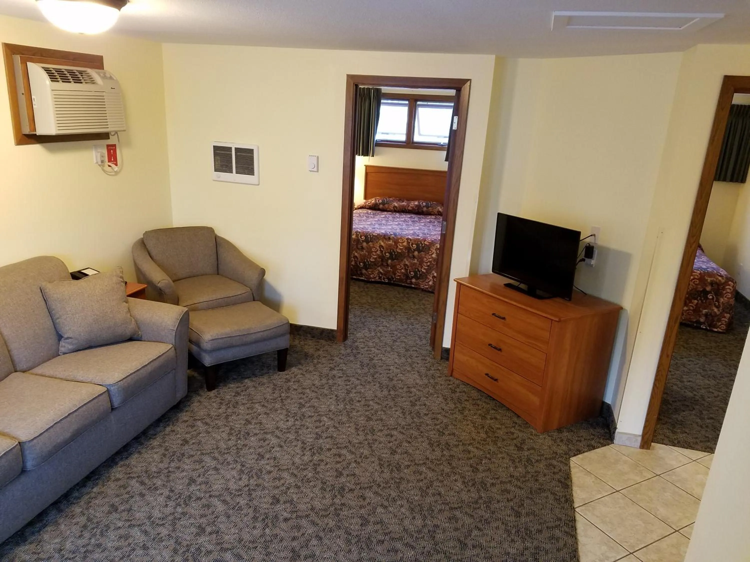 Bed in Black Hawk Motel & Suites