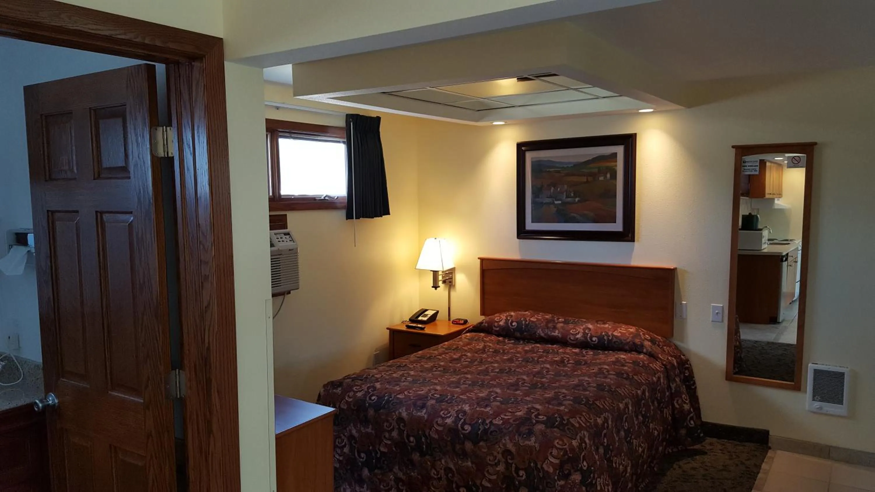 Bed in Black Hawk Motel & Suites