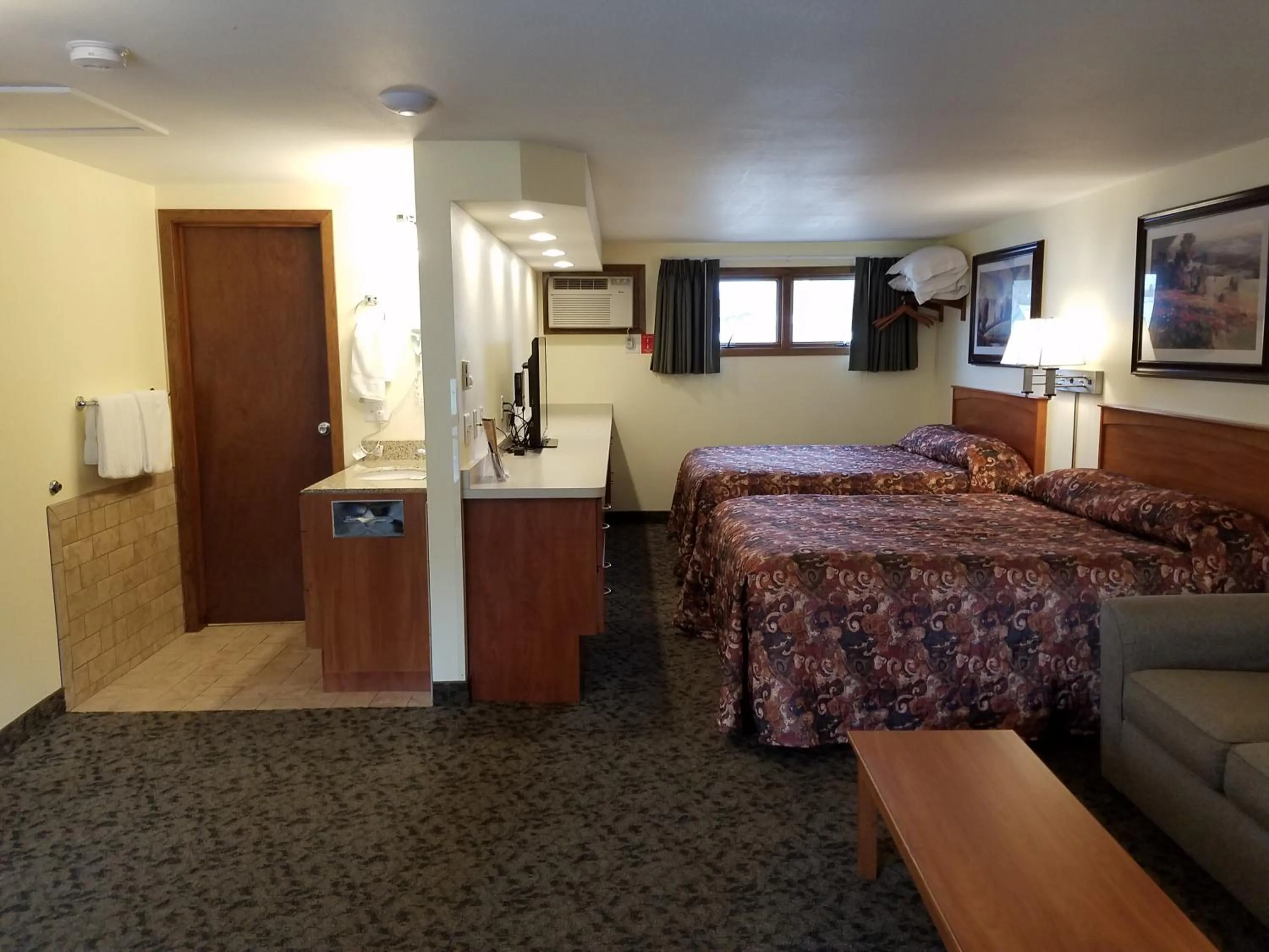 Bed in Black Hawk Motel & Suites