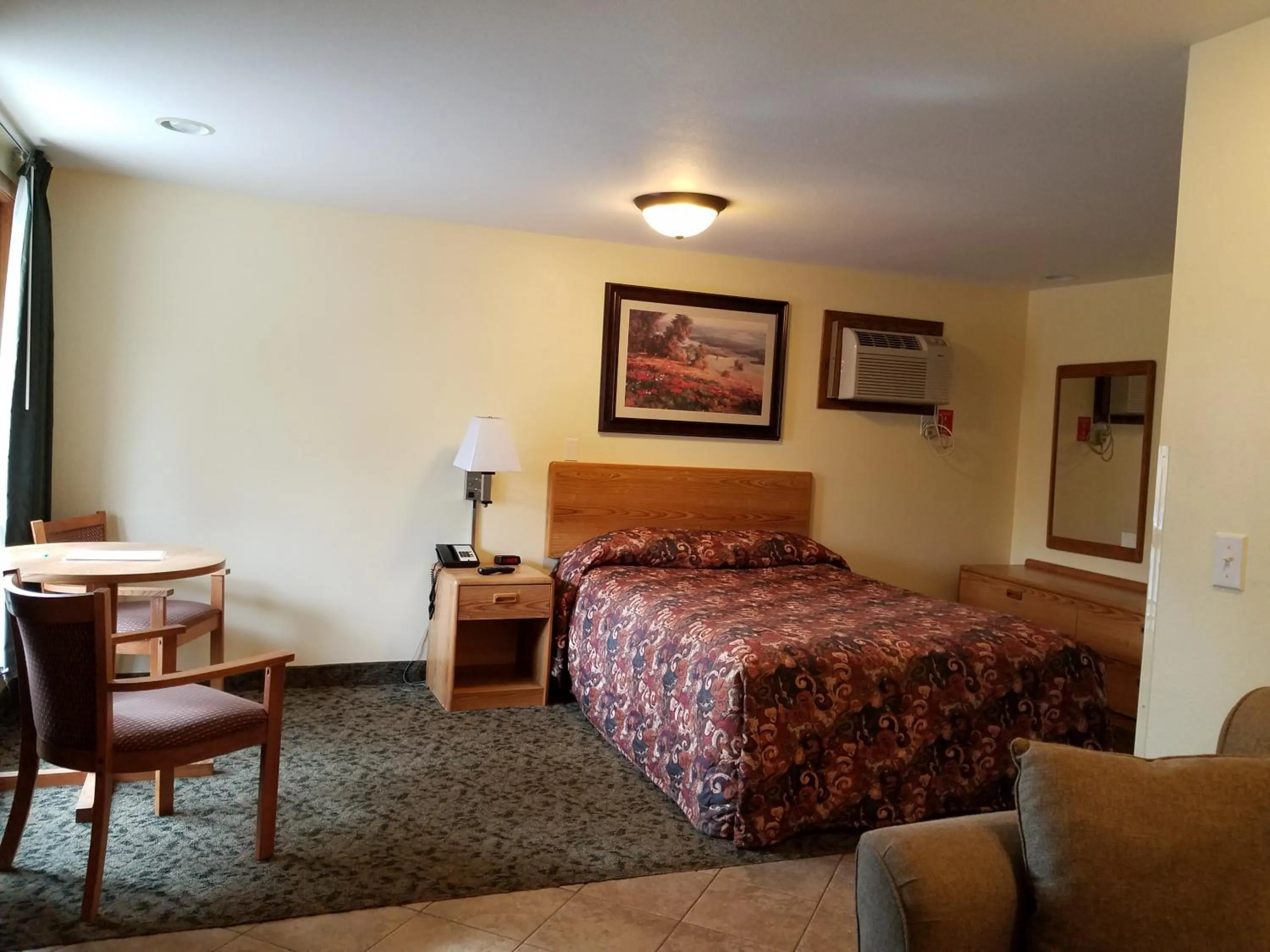 Bed in Black Hawk Motel & Suites