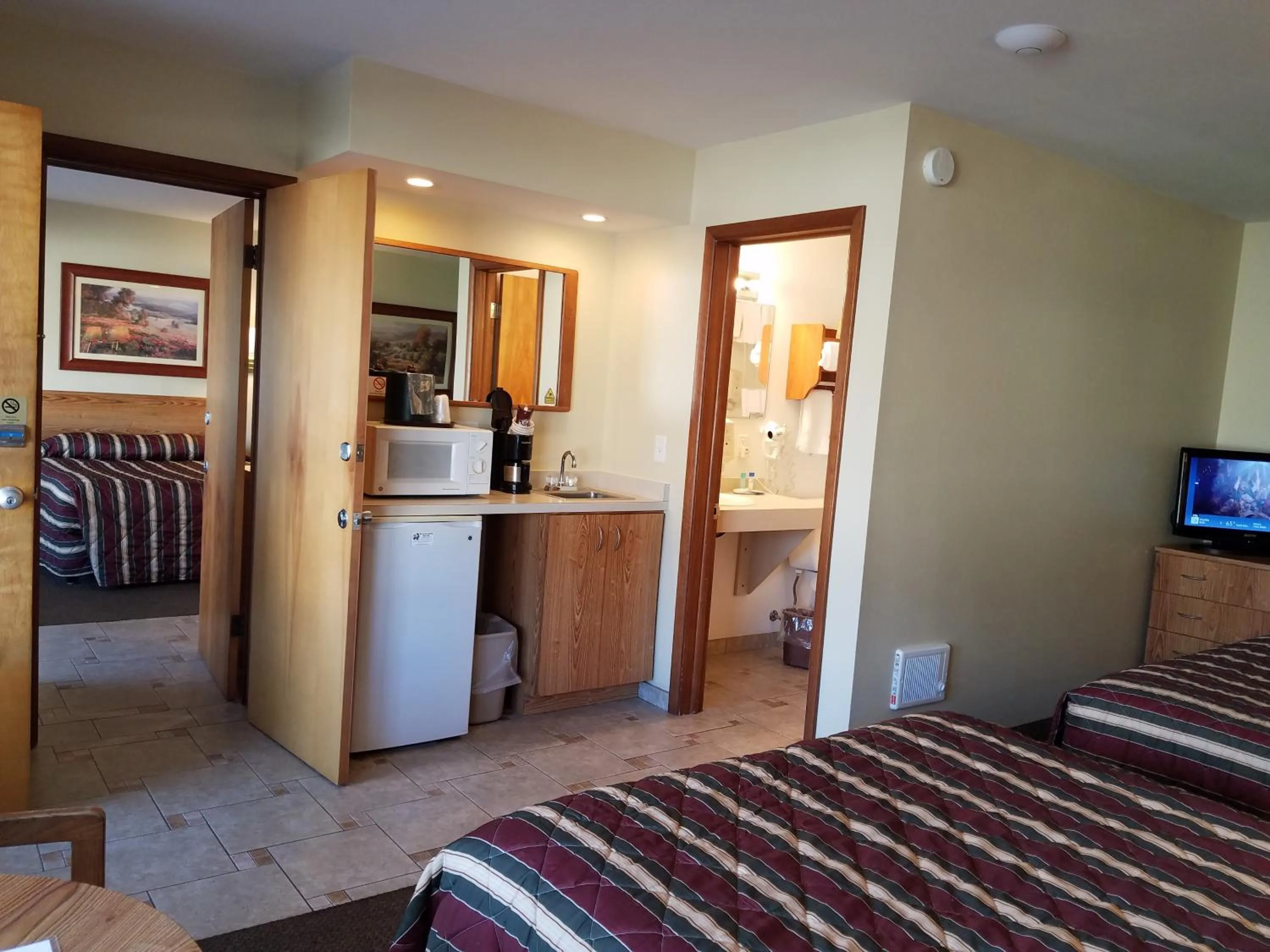 Bed in Black Hawk Motel & Suites