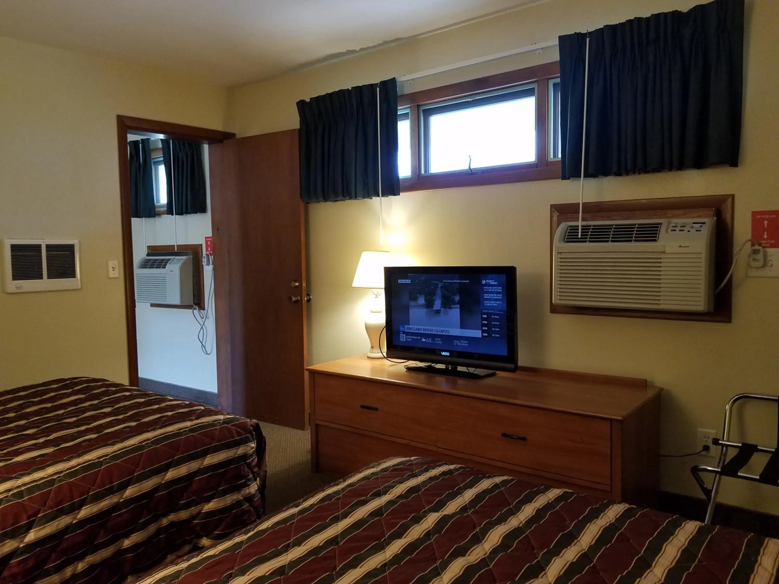 Bed in Black Hawk Motel & Suites