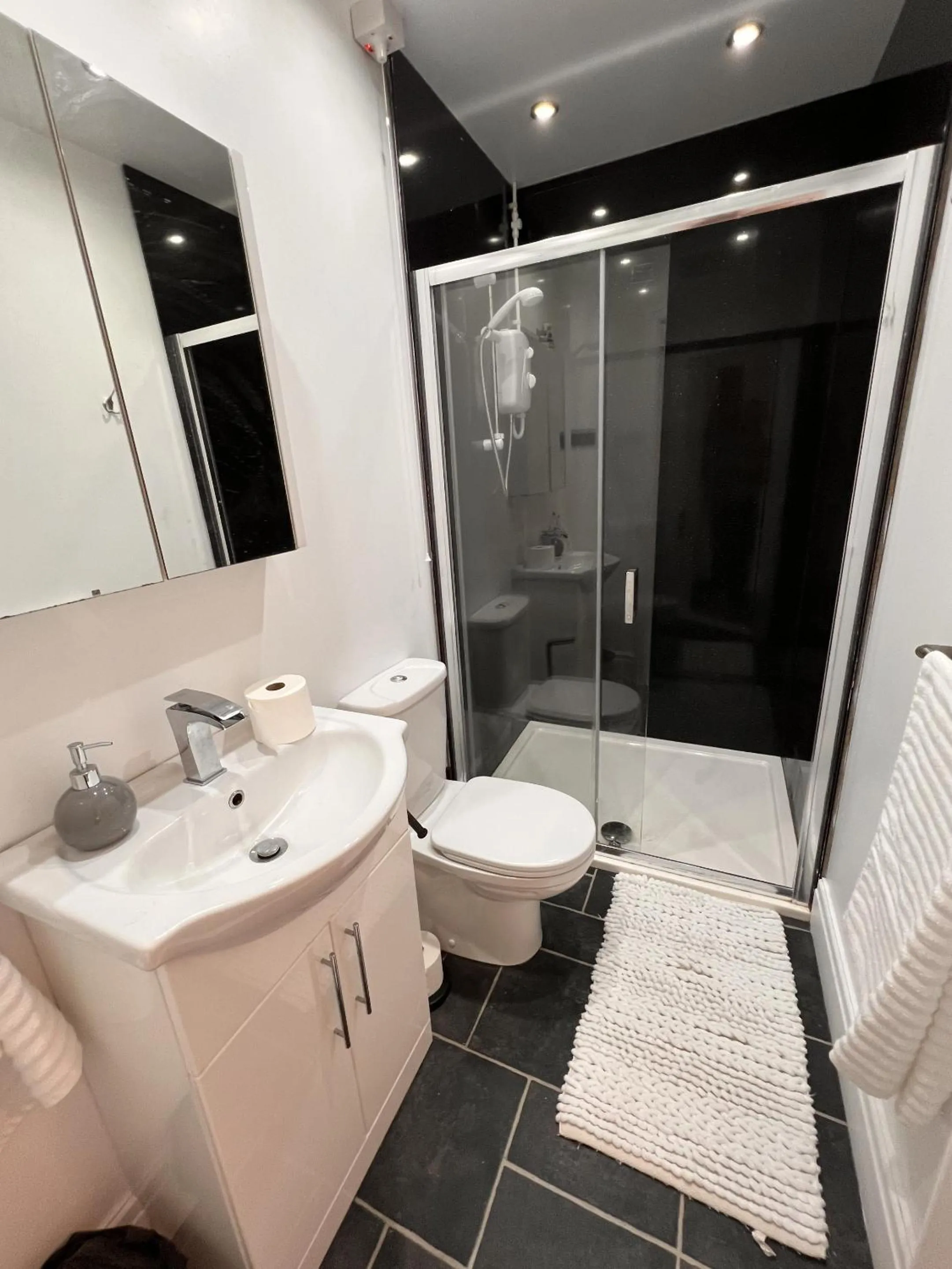 Bathroom in Hoopers Sandy Beach Guest Rooms