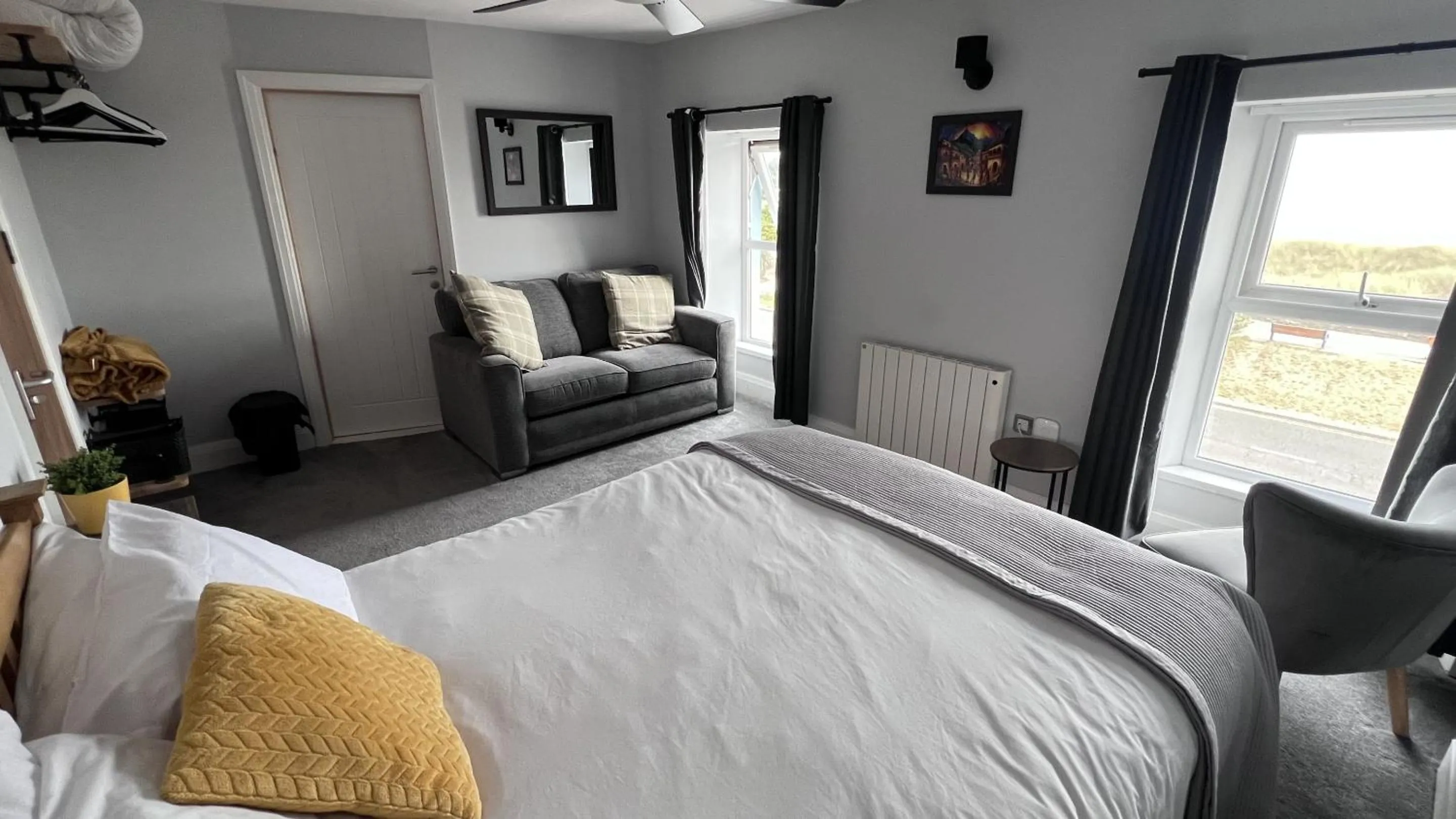 Bedroom, Bed in Hoopers Sandy Beach Guest Rooms