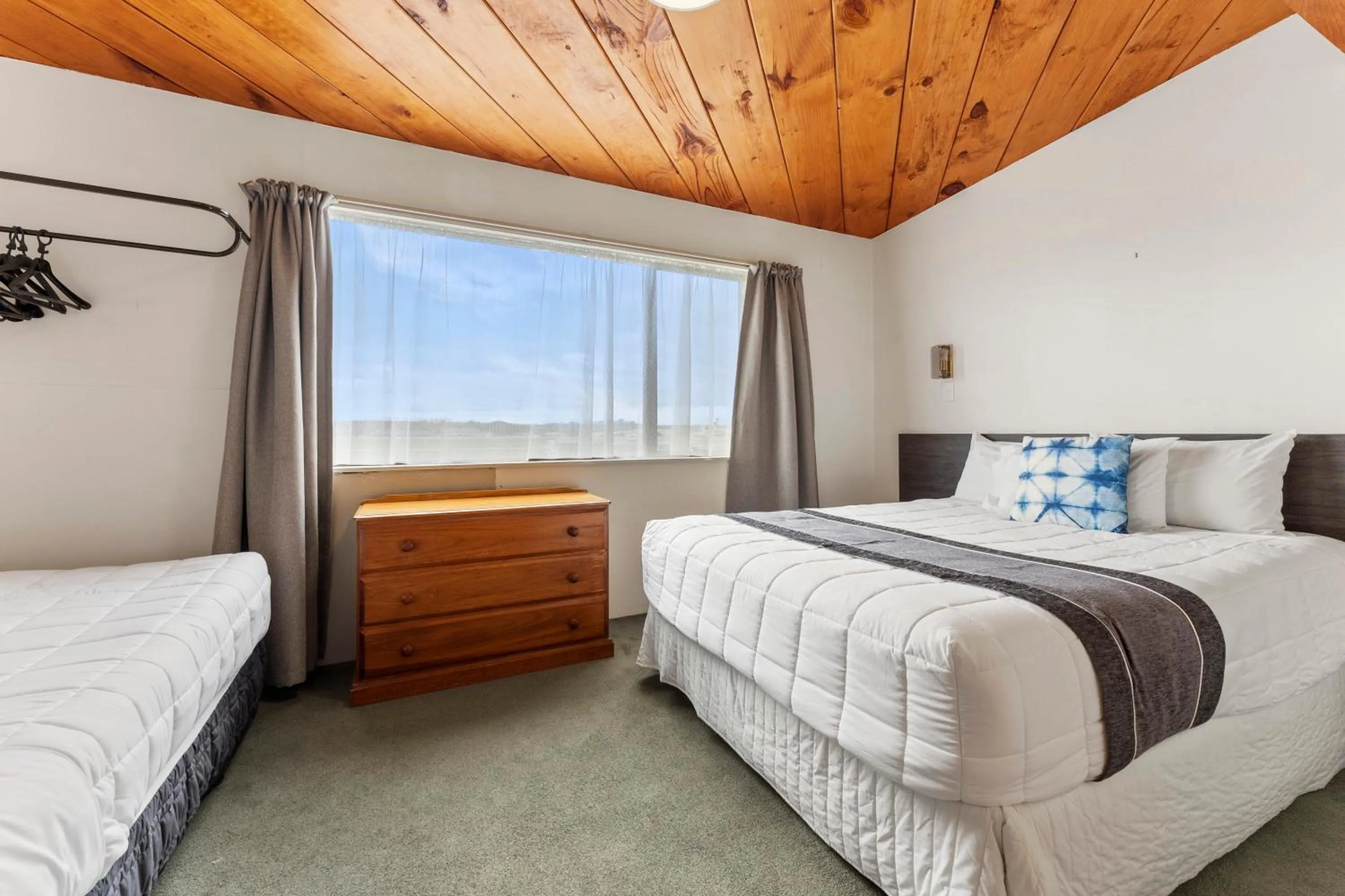 Bed in Coachman's Lodge Motel