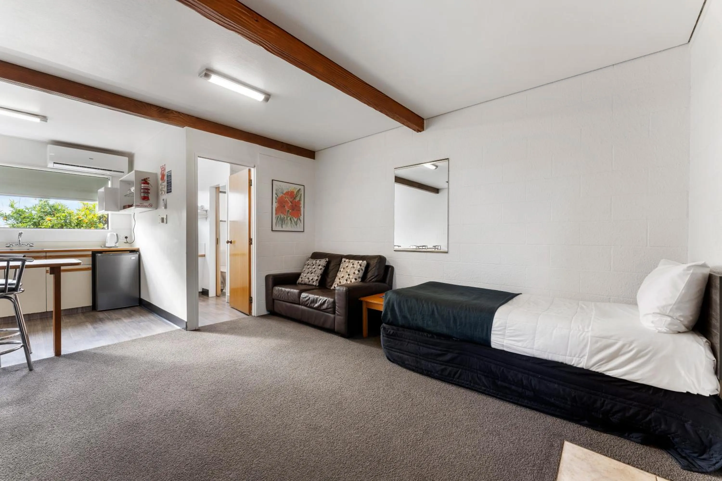 Bed in Coachman's Lodge Motel