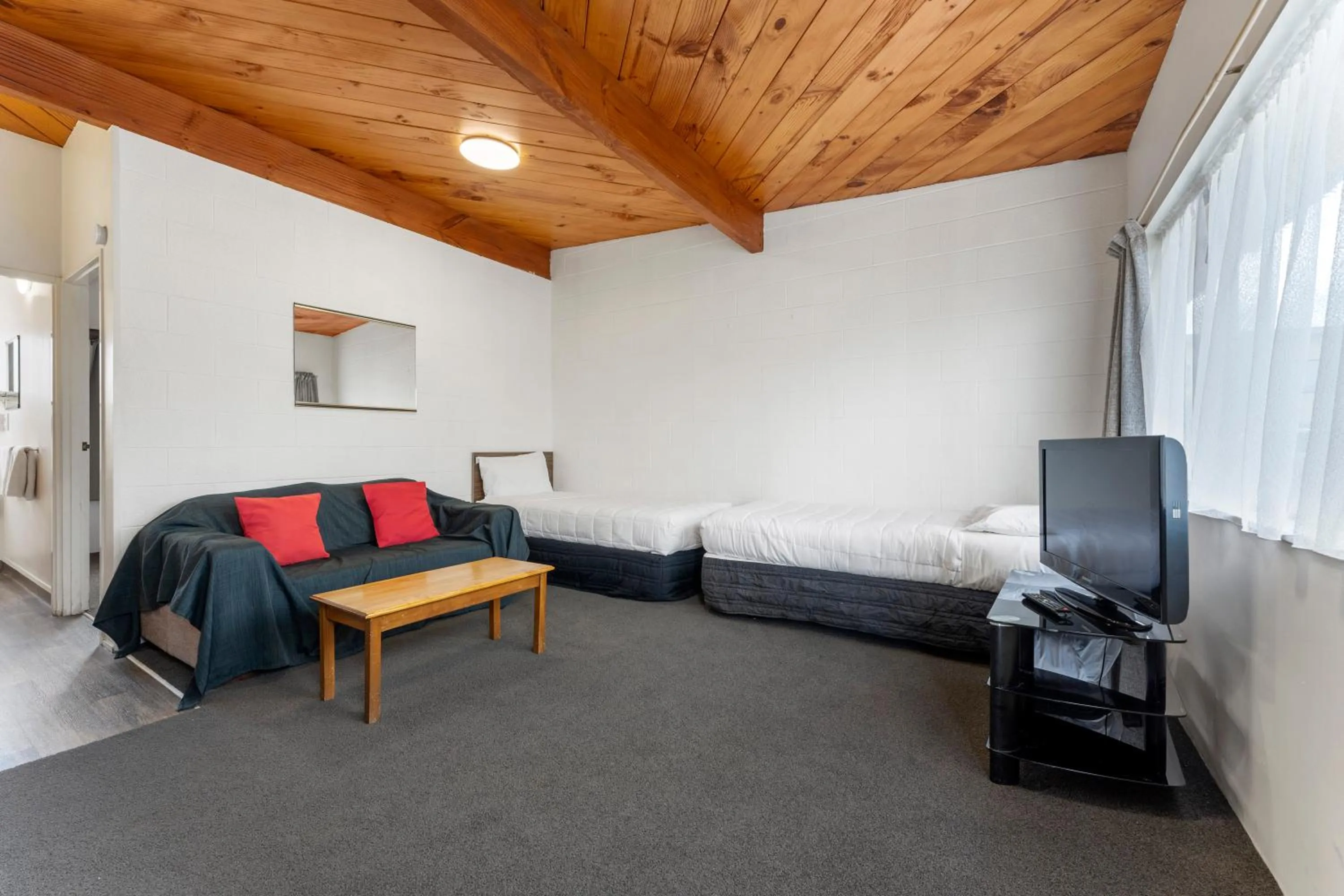 Bed in Coachman's Lodge Motel