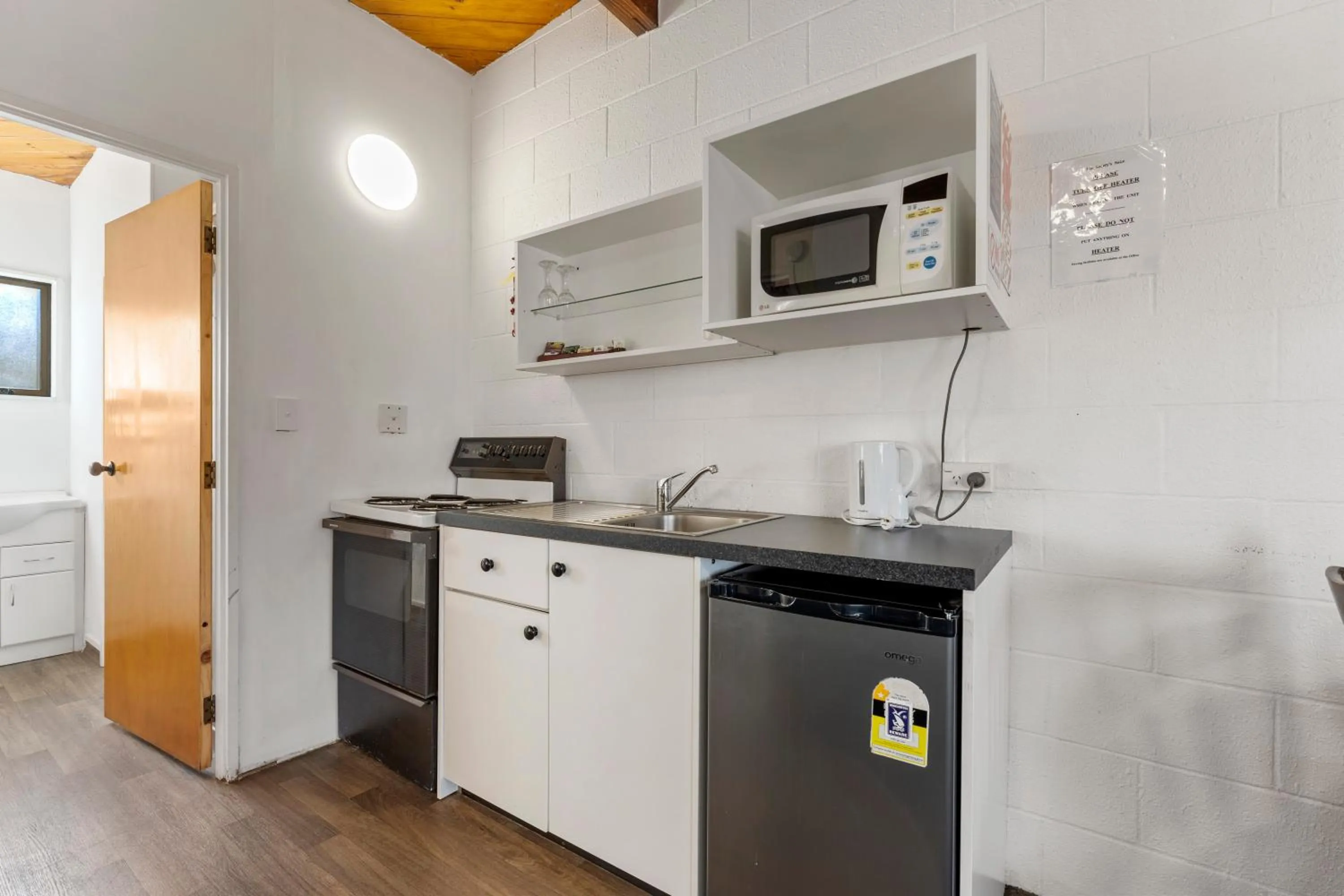 Kitchen or kitchenette in Coachman's Lodge Motel