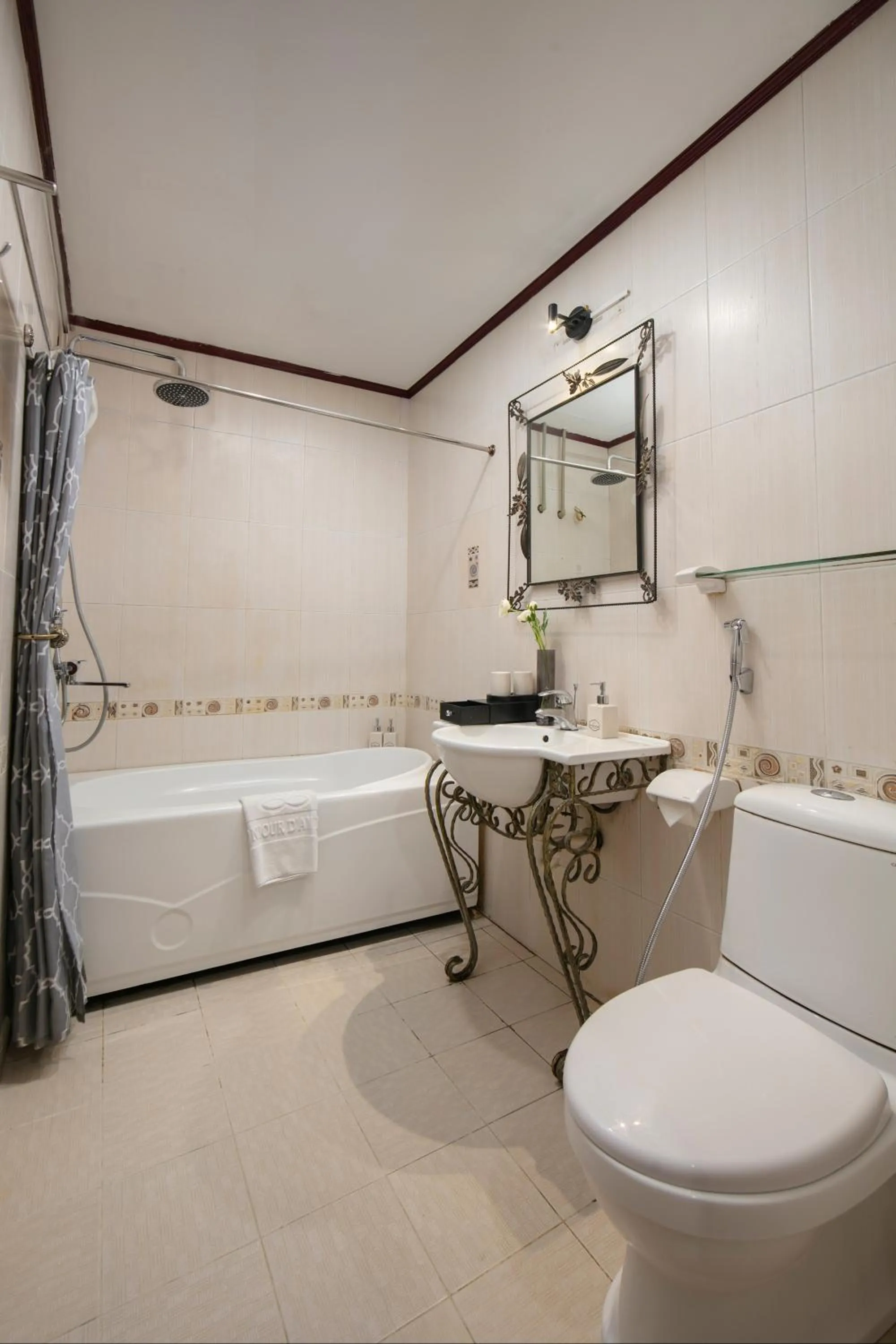 Shower in Bonjour D'An Nam Hotel