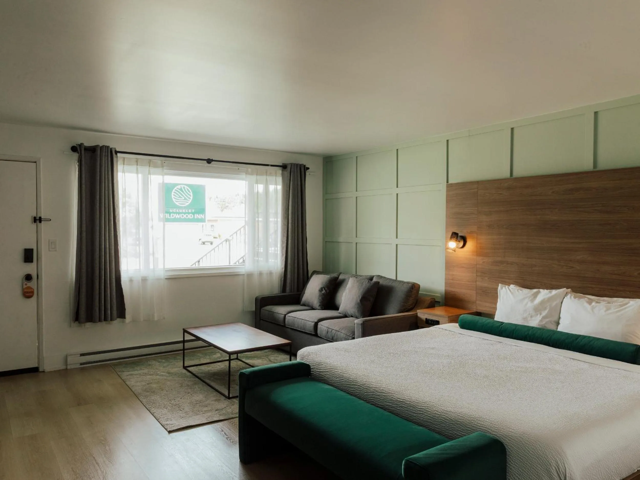 Bed in Ucluelet Wildwood Inn